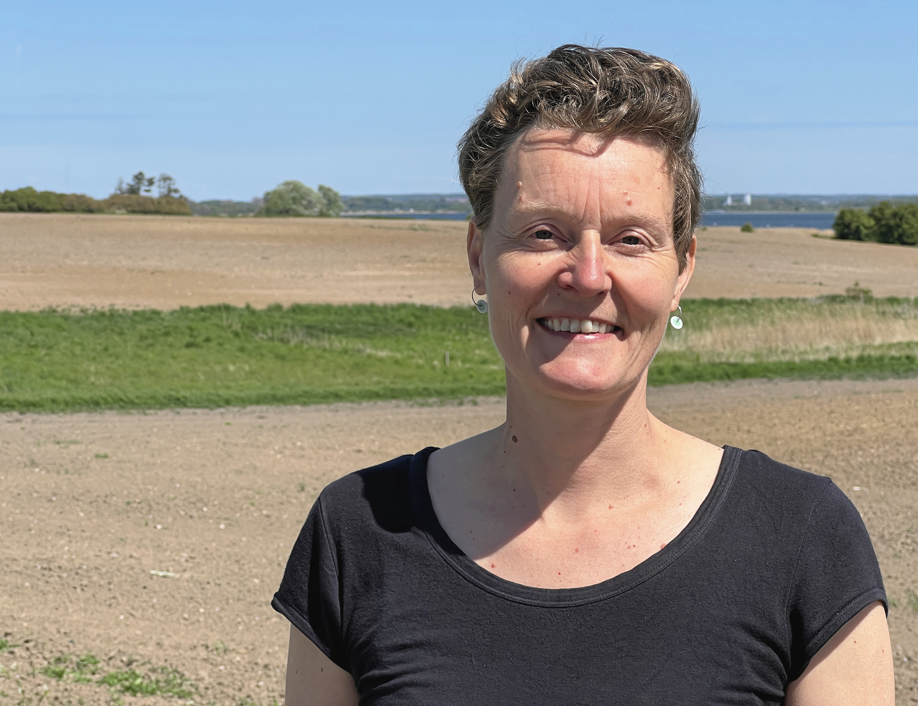 Anja Rasmussen fra Center for Teknik og Miljø, Team Vand og Natur foran Præstegårdsjorden, som bliver en del af projektet.