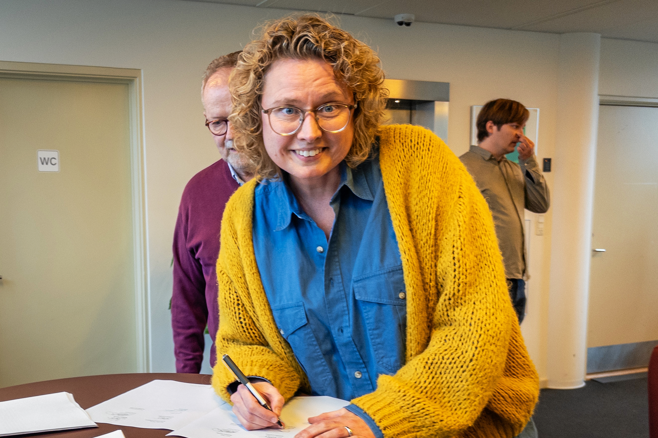 Louise Zabel (SF), sætter sin underskriftet på budgetaftalen 2027-2030.