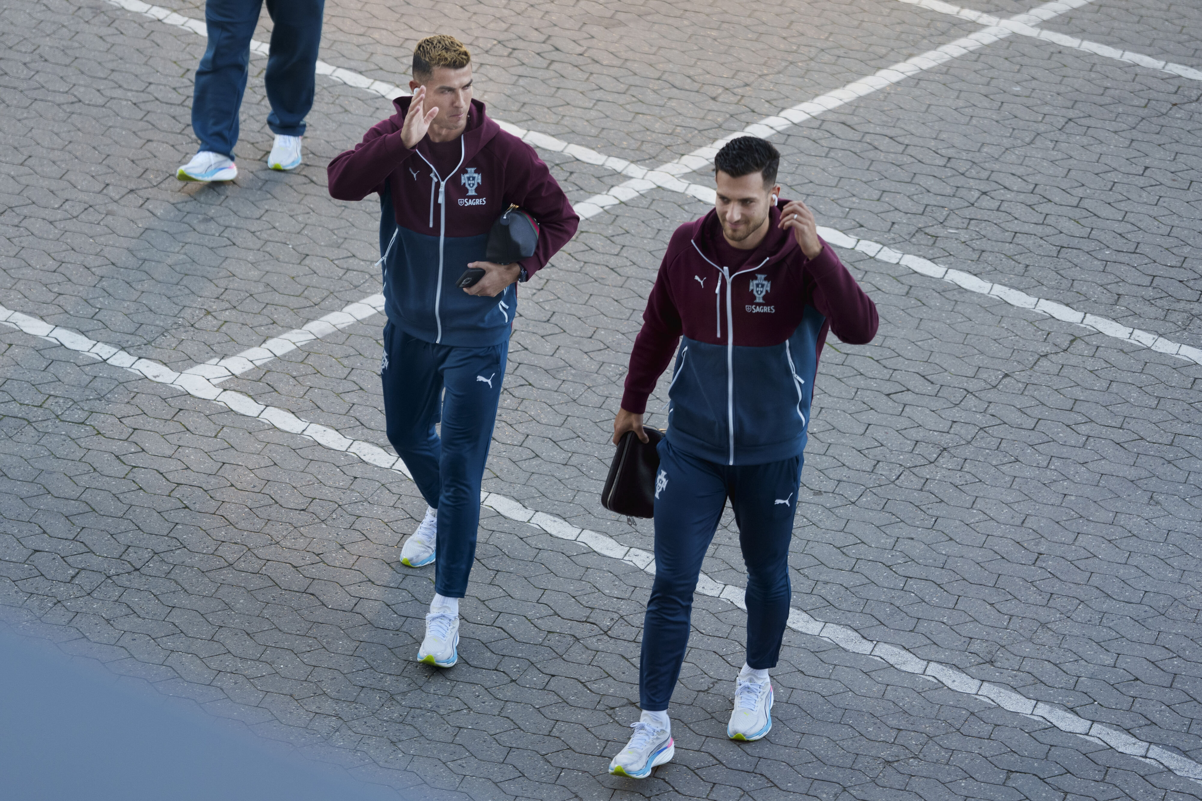 Cristiano Ronaldo (til venstre) ankom onsdag til Parken, hvor Portugal skulle træne. Men kort efter forlod han stadion, mens holdkammeraterne påbegyndte træningen.