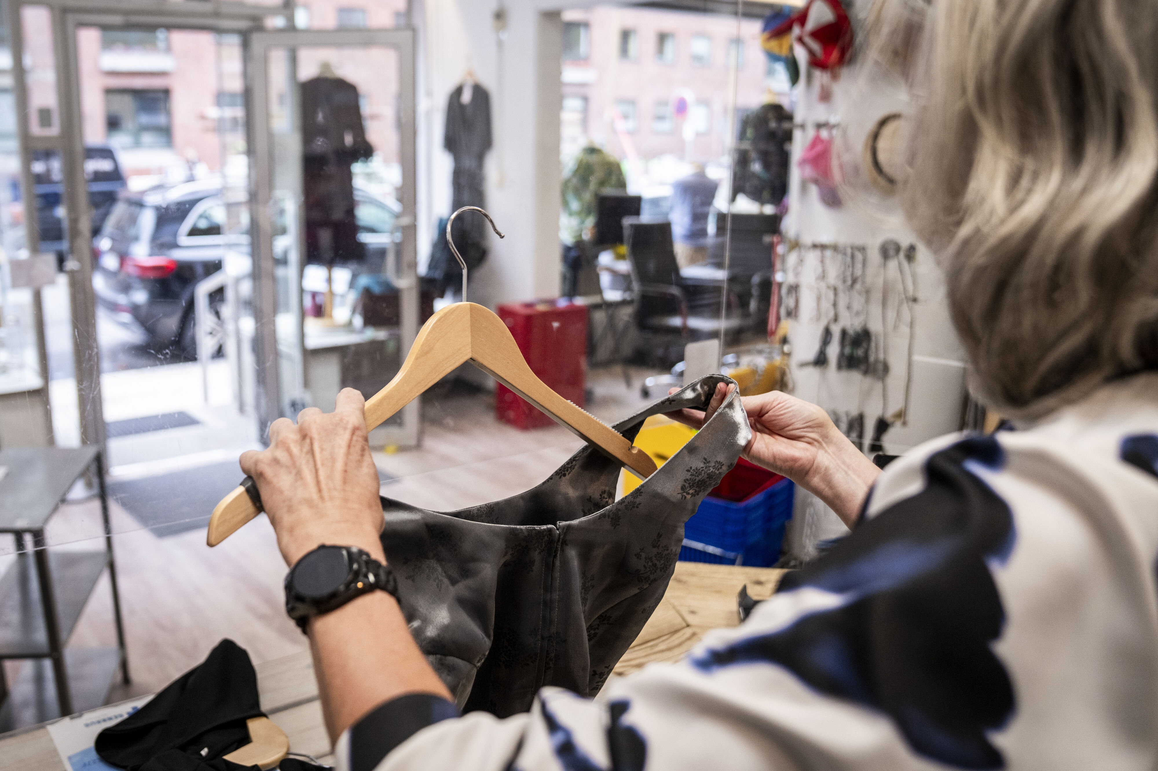 En frivillig ansat i Blå Kors i København. Mange danskere fortsætter med at arbejde efter folkepensionsalderen, og for 11.351 personer udløste det i 2025 en første seniorpræmie. Frivilligt arbejde kvalificerer dog ikke til præmien. (Arkivfoto).