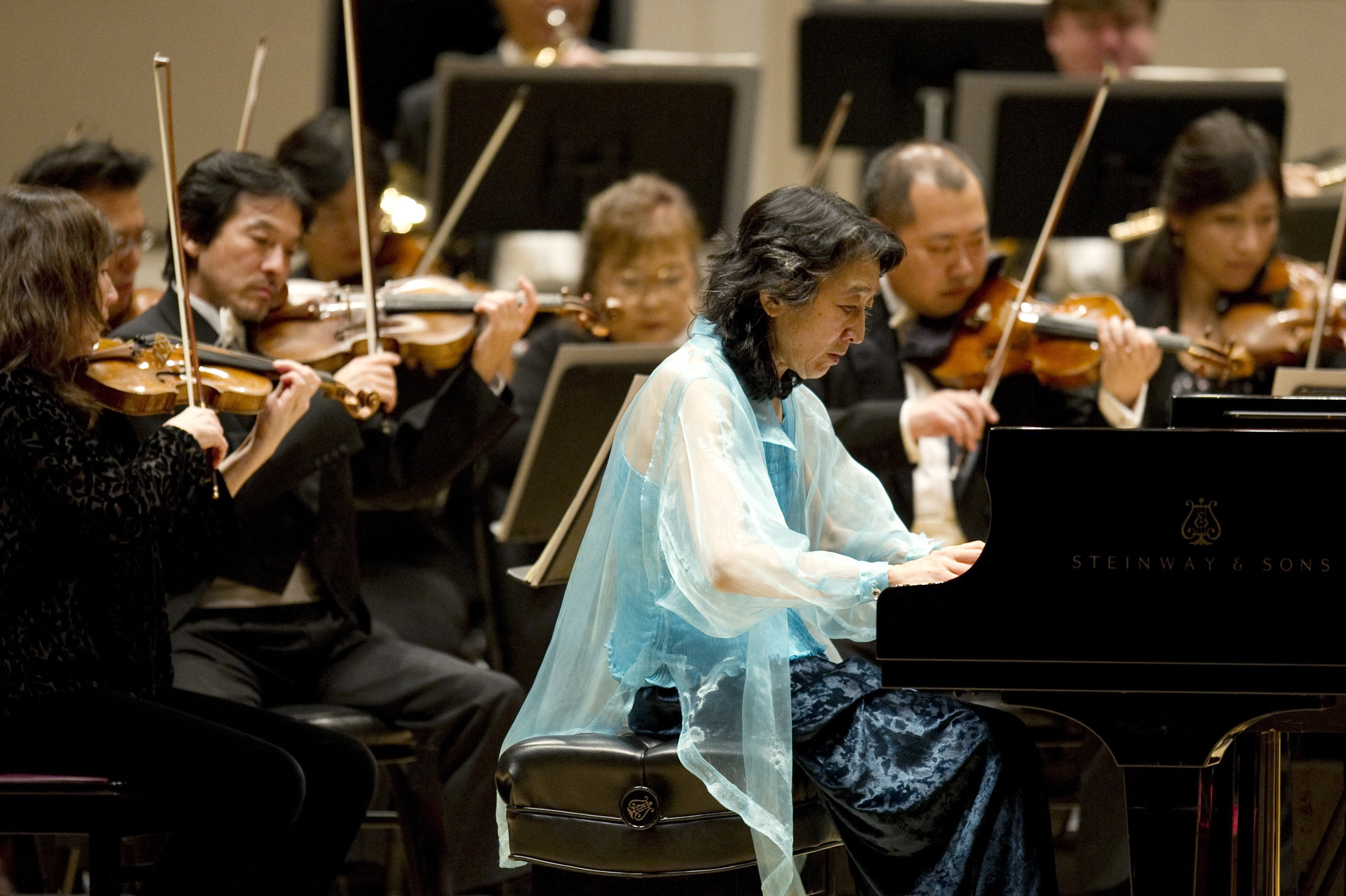 Mitsuko Uchida modtager Léonie Sonnings Musikpris 2027 ved en festkoncert i DR Koncerthuset i København den 30. maj, hvor hun samtidig giver sin første koncert i Danmark i 21 år. Her ses hun optræde i New York i 2010. (Arkivfoto).