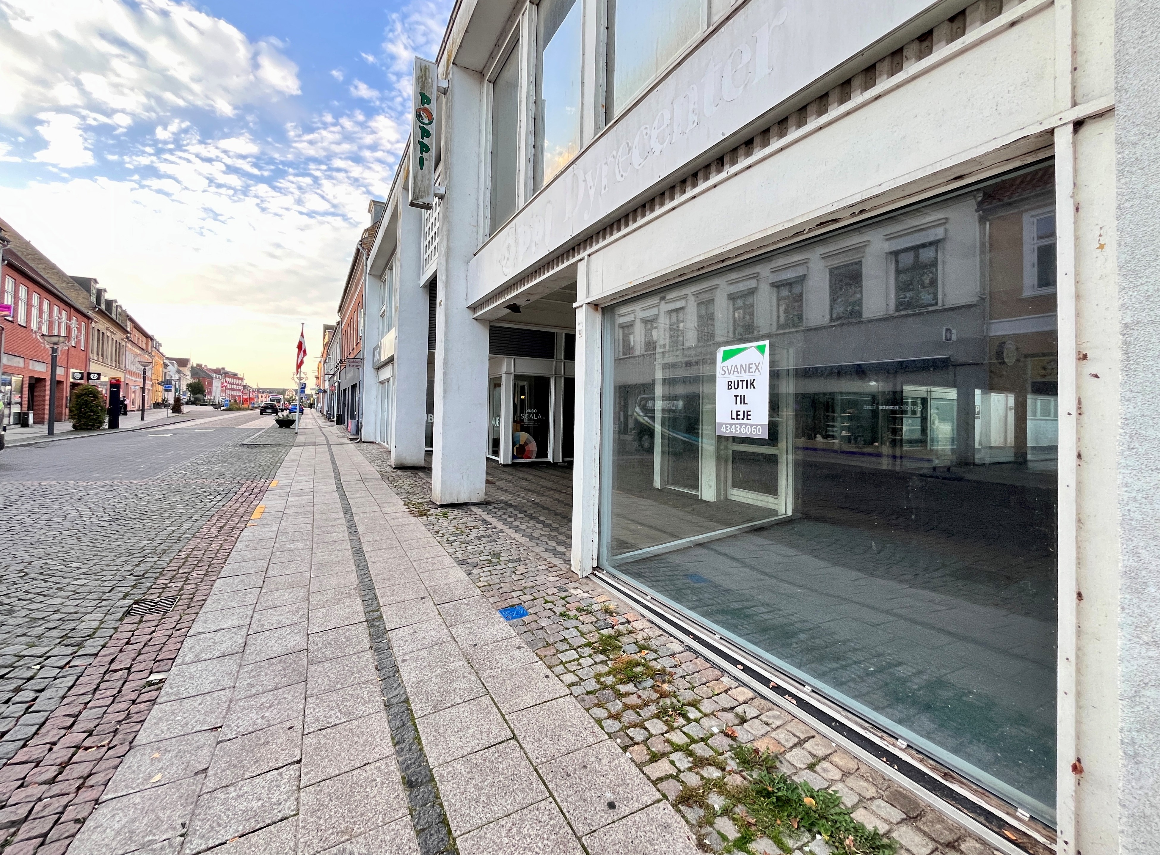Antallet af tomme butikslokaler er faldende i mange sjællandske byer, og tomme lokaler finder ofte hurtigt en ny ejer. Her er det et tomt lokale i Ringsted.