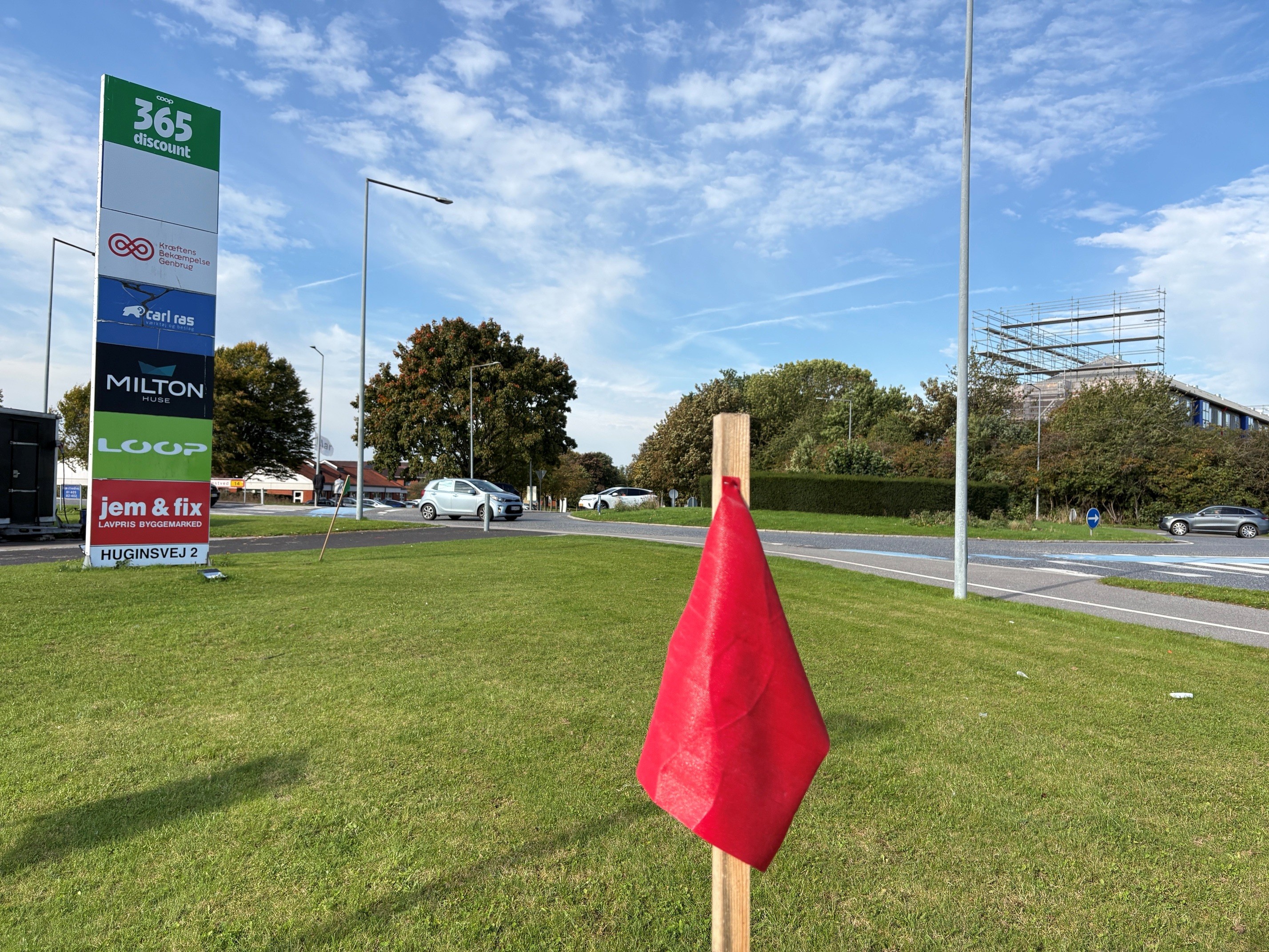 Rundkørslen Næstvedvej/Ahorn Alle i Ringsted skal ombygges fra næste uge. Der er sat markeringsflag op.