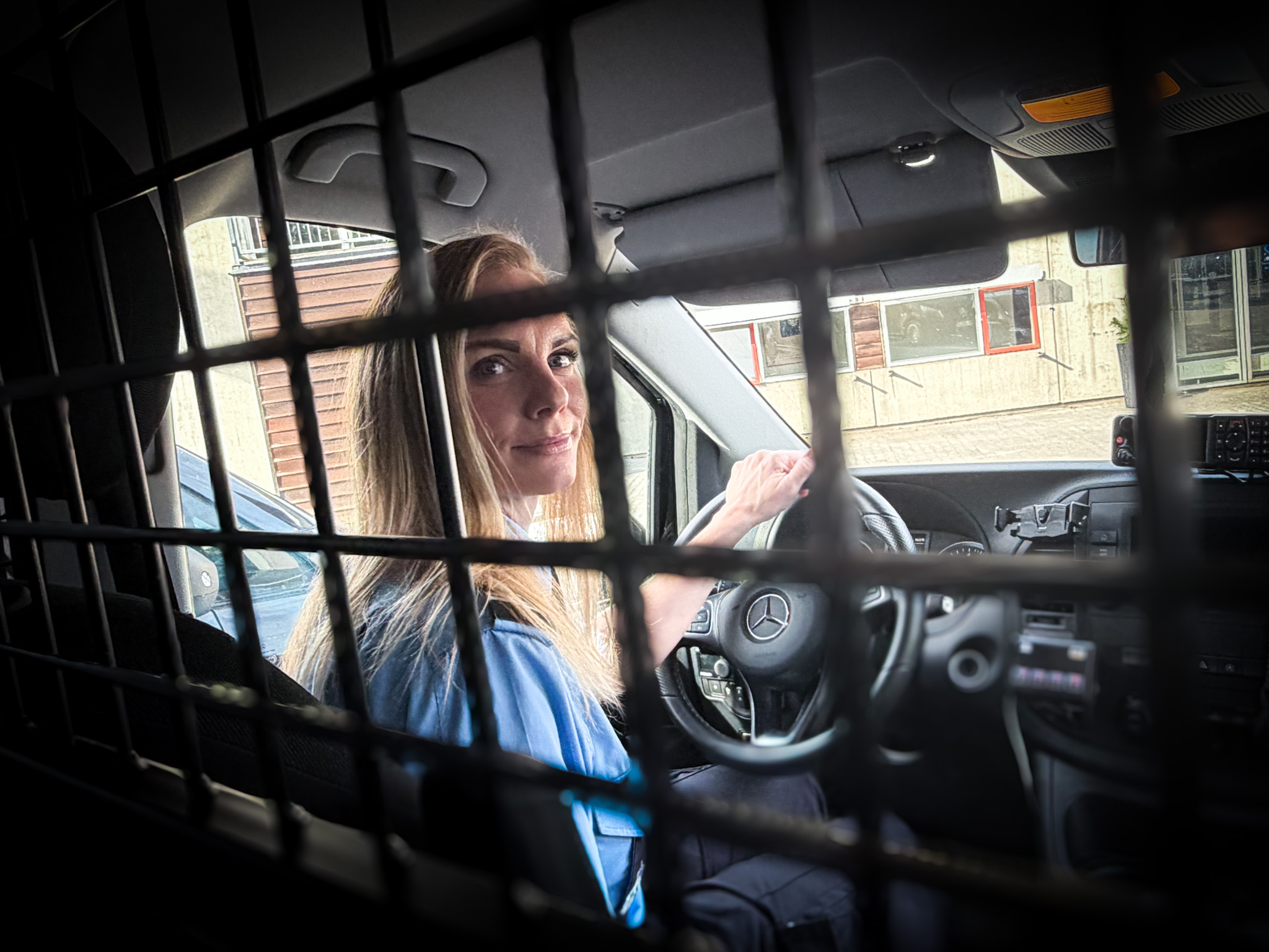 Suzie er transportbetjent - og skal fremover arbejde fra Danmarks Fængslers nyslåede transportenhed i Ringsted.