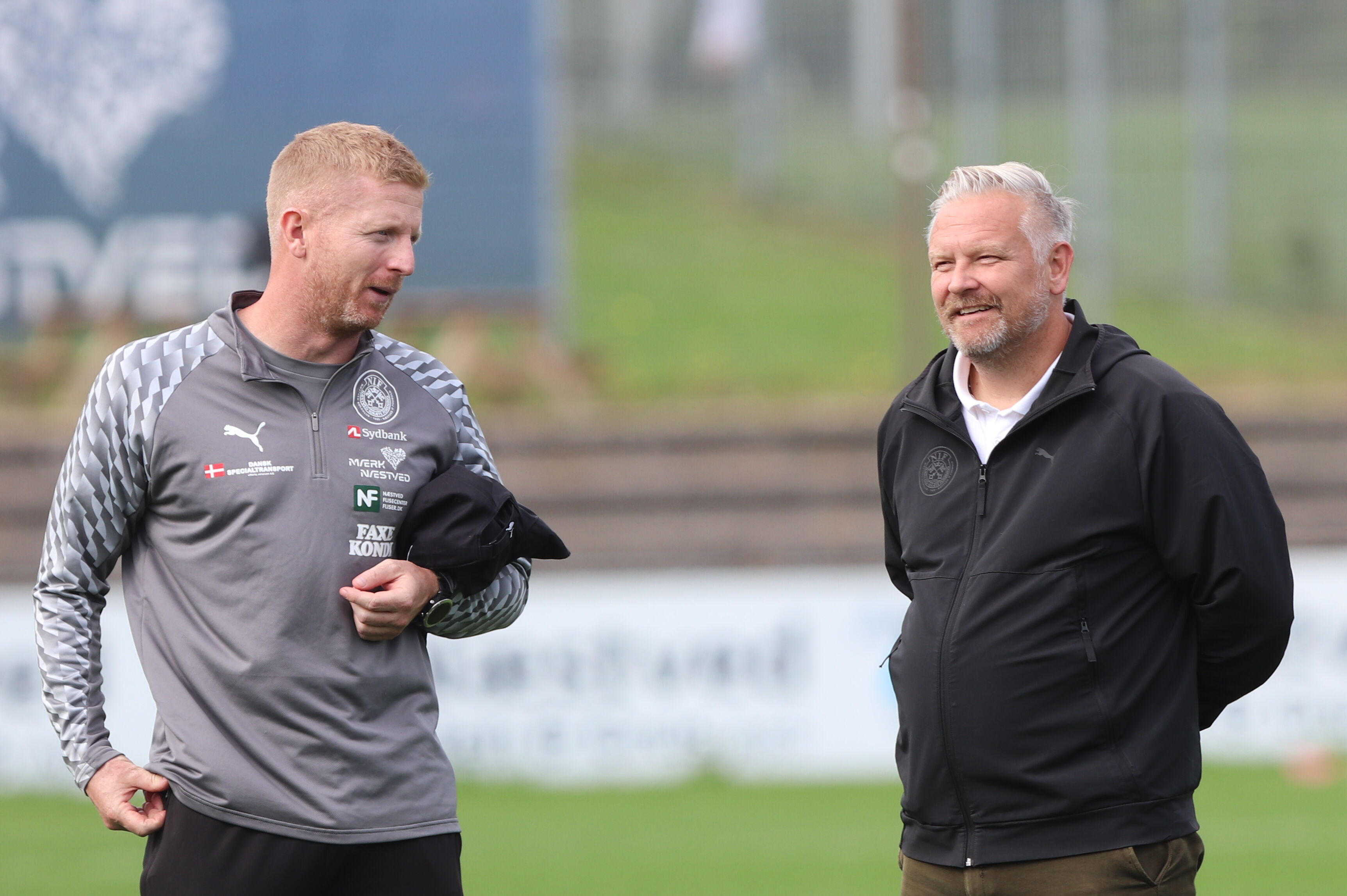 Næstved BK's talent- og sportschef Kenneth Gangsted (t.h.) i snak med cheftræner Sune Jensen.