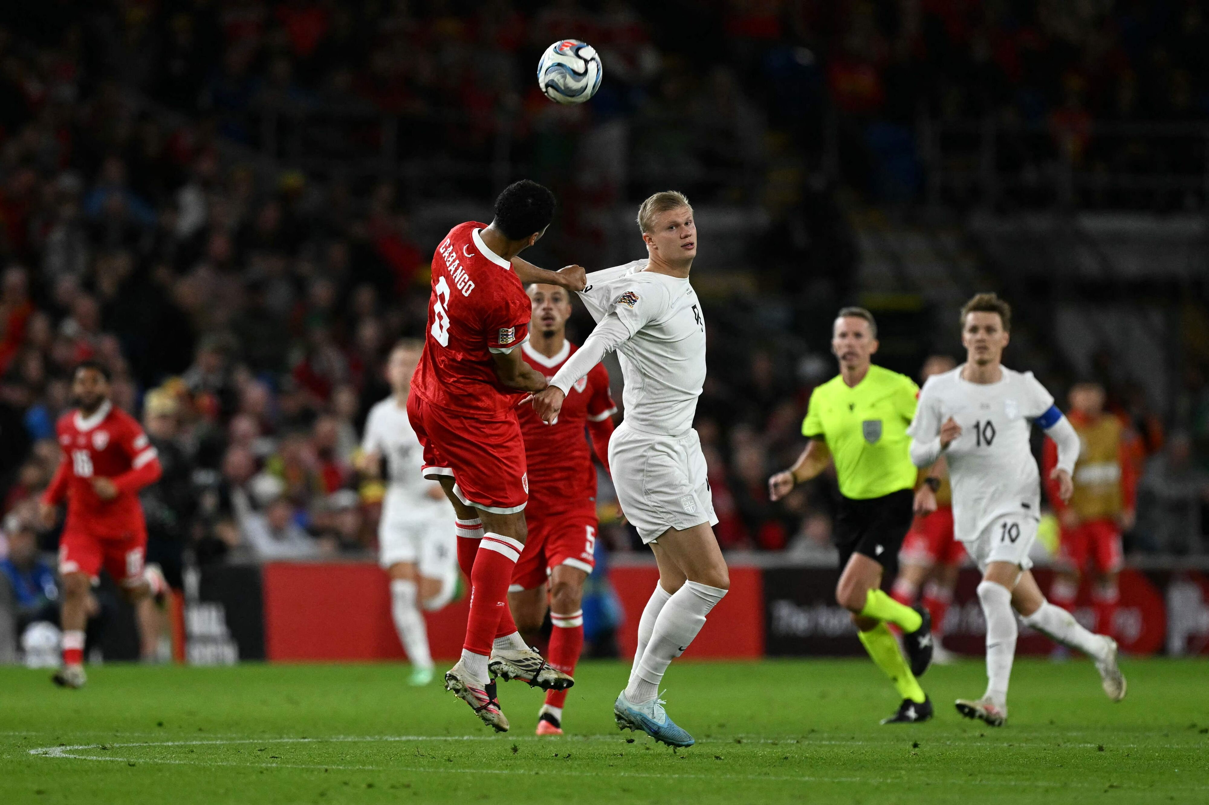 Erling Haaland gik for en gangs skyld fra banen i landskamp uden at score. Her er den norske angriber i duel med Wales-forsvareren Ben Cabango.