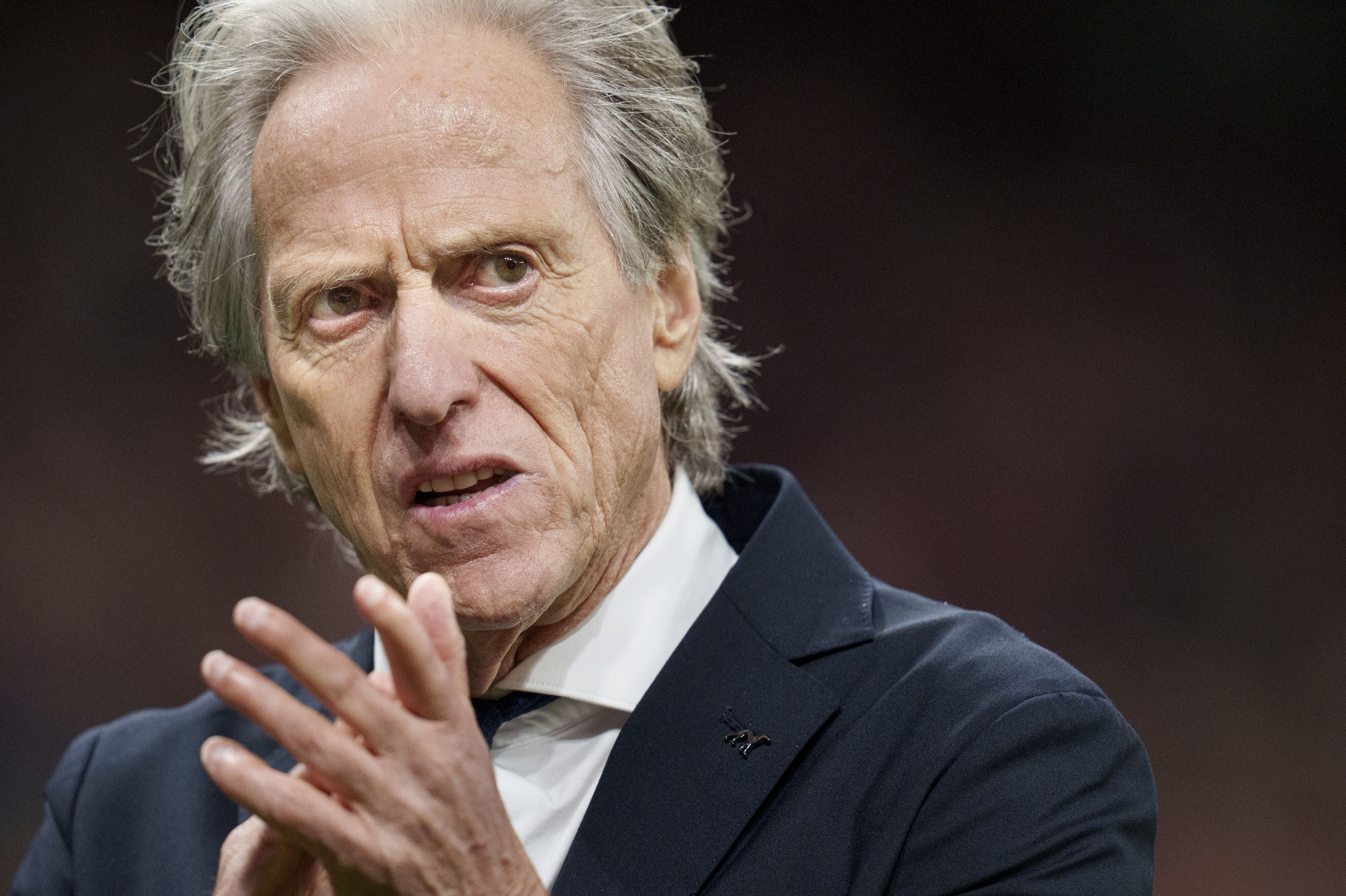 Landstræner Jorge Jesus levede sig godt med i Portugals 4-2-sejr over Danmark torsdag aften i Parken. Han fik også raget et gult kort til sig for brok ude på sidelinjen.