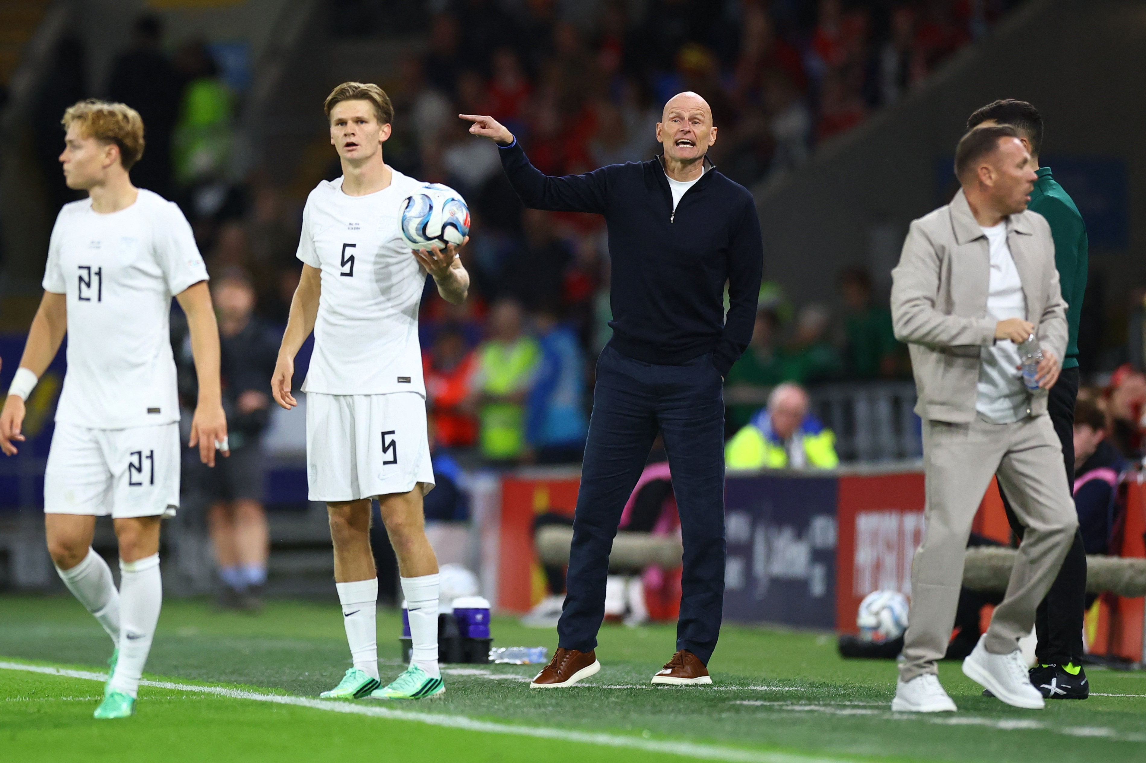 Ståle Solbakken kunne se sit norske landshold få en forfærdelig start på anden halvleg i Cardiff, hvor Norge fik et rød kort, inden Wales scorede på det efterfølgende frispark.