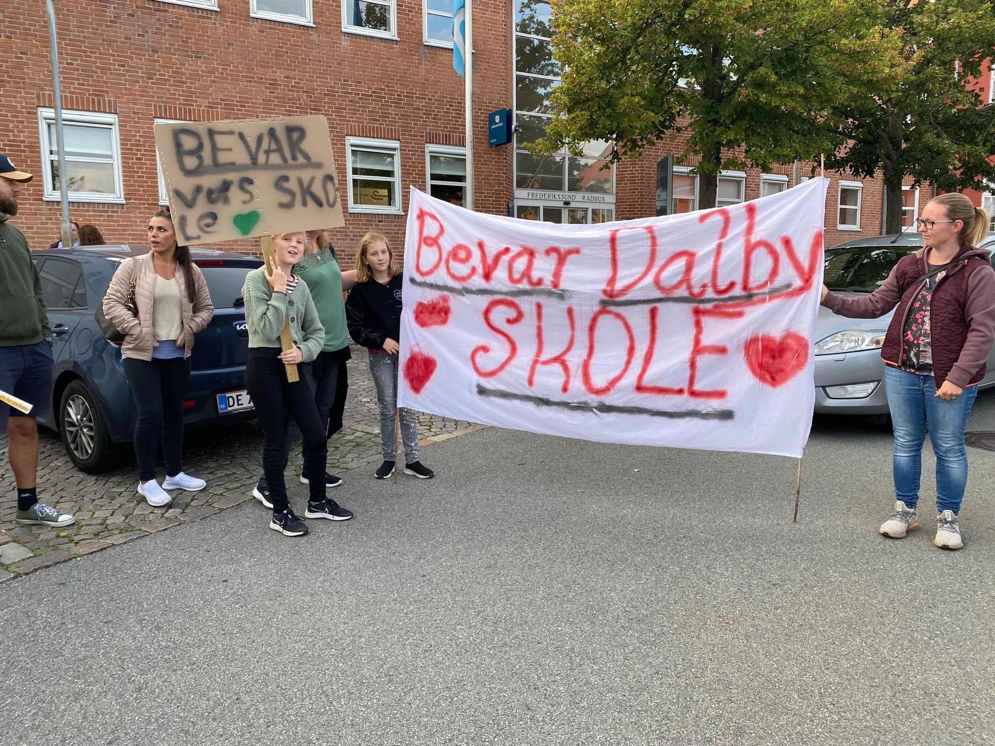 I 2023 protesterede forældre og børn mod en mulig lukning af Dalby Skole. Nu sker det.