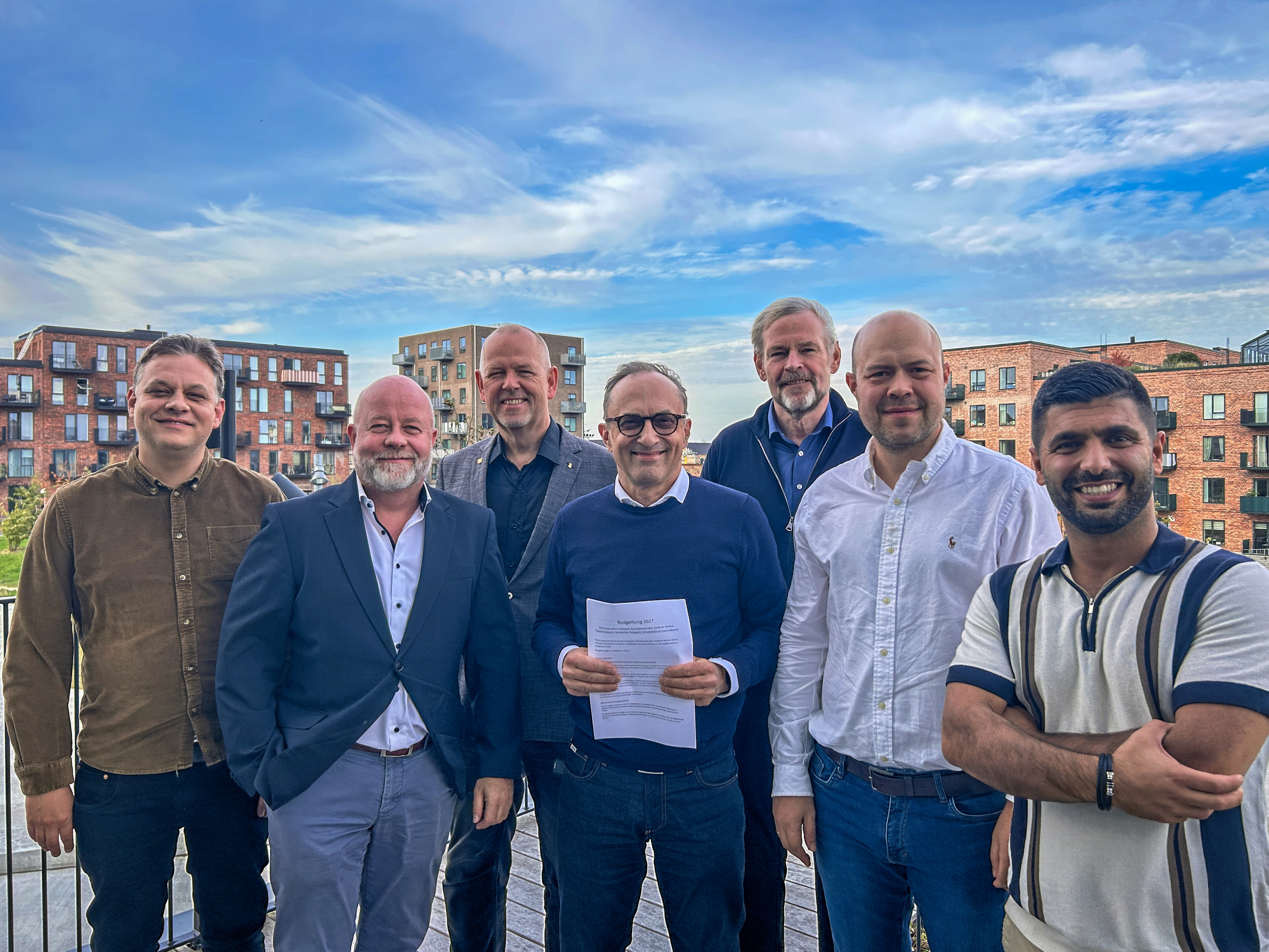 Budgetaftalen for 2027 i Høje-Taastrup Kommune er landet. Fra venstre er det Emil Viskum (EL), Peter Faarbæk (S), Lars Prier (DF), Michael Ziegler (K), Ken Patrick Petersson (SF), Nicki Wassmann Brøchner (LA) og Esat Sentürk (R).