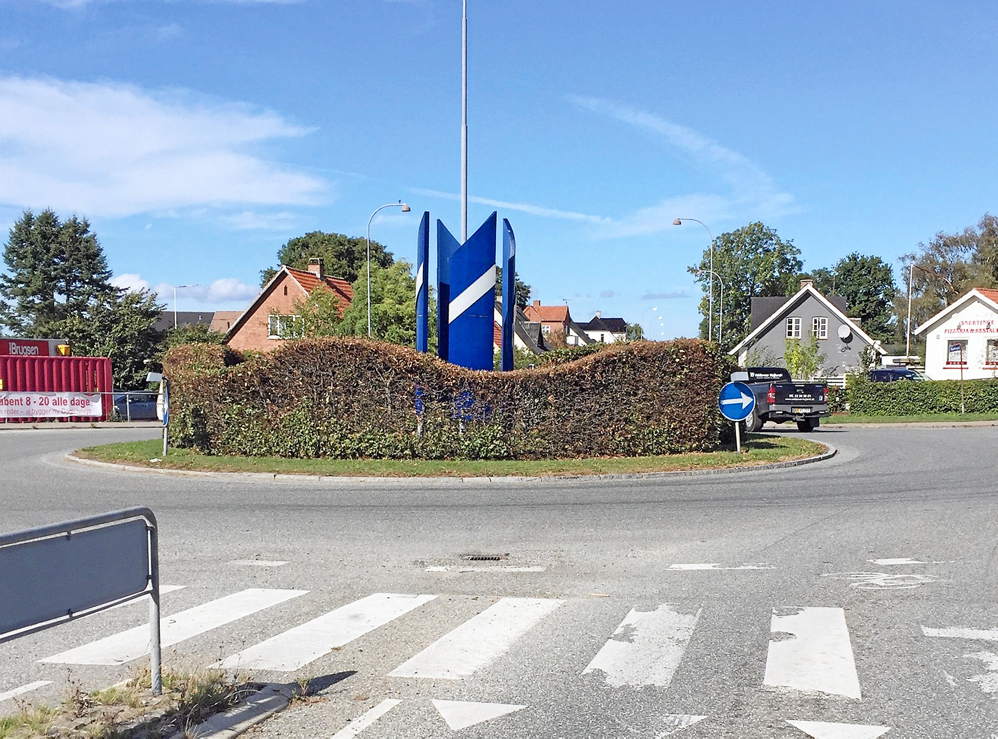 Det var her i rundkørslen Kalundborgvej/Nykøbingvej i Snertinge, at en 27-årig irer torsdag aften kom til at svinge den forkerte vej ind, hvilket resulterede i et sammenstød med en anden bil.