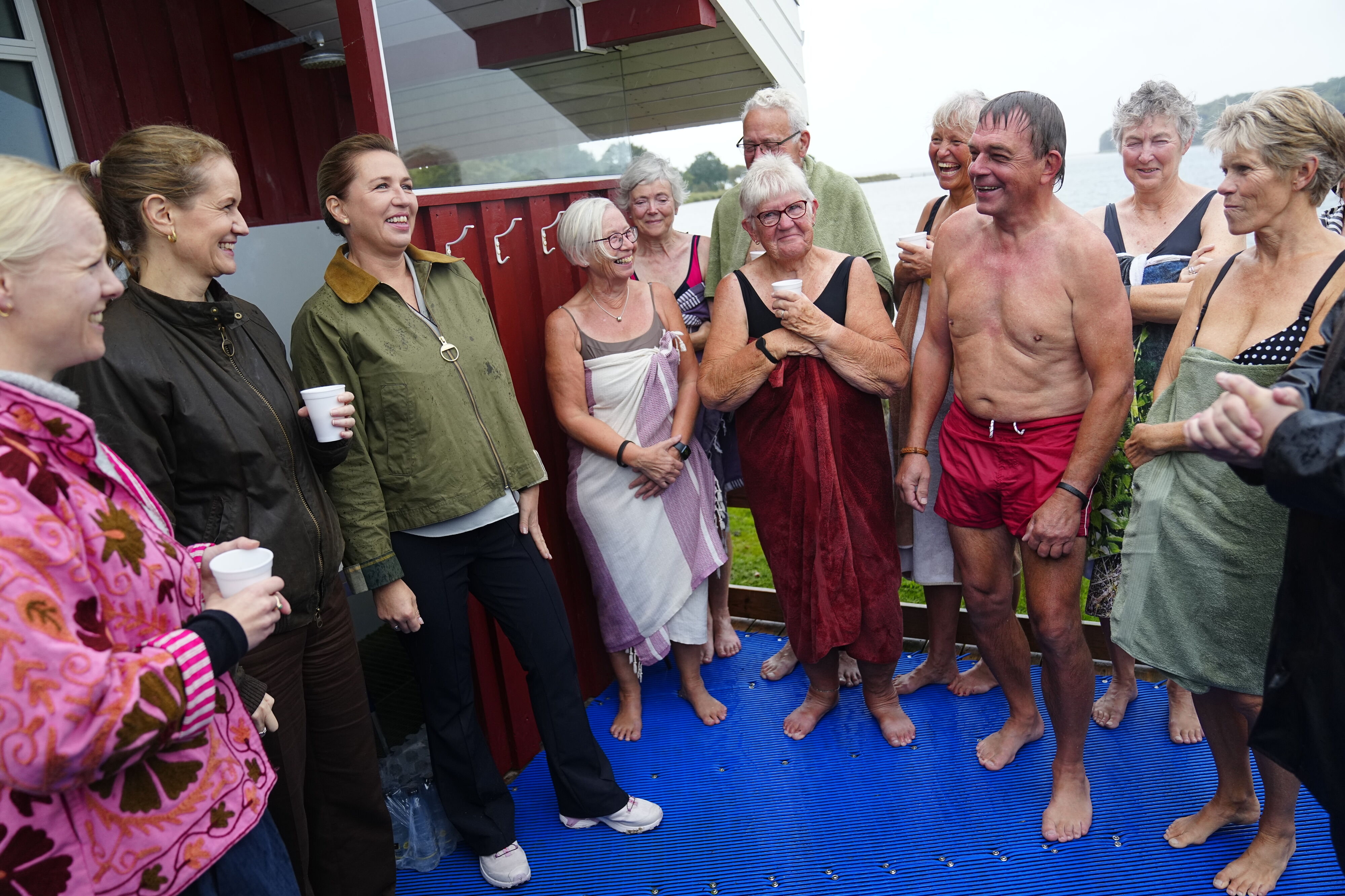 Statsminister Mette Frederiksen (S), miljøminister Maria Reumert Gjerding (SF) og minister for by-, land- og transport Signe Munk (SF) har fredag formiddag besøgt Nysted Sauna og Havbad i Guldborgsund Kommune. Stedet har fået afslag på at udvide de eksisterende faciliteter med en tilbygning med blandt andet et ekstra toilet og en lille infrarød sauna. Regeringen vil lempe reglerne.