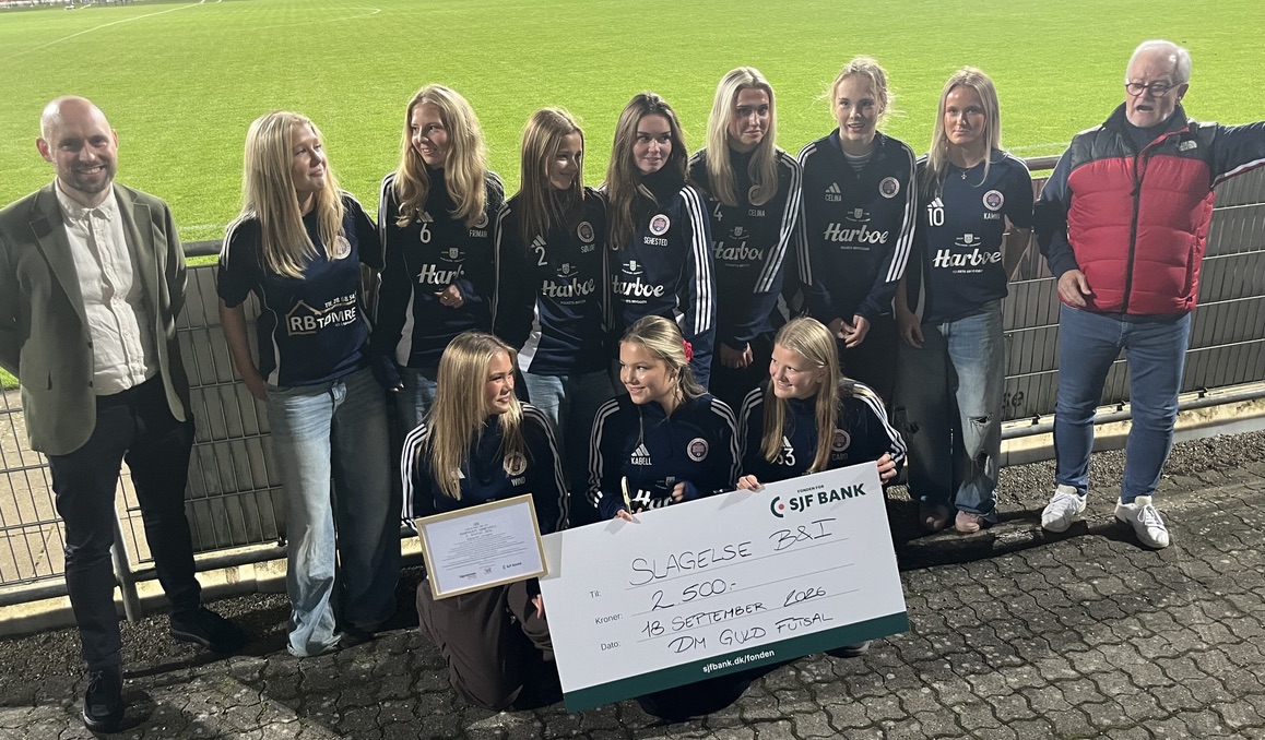Fra venstre afdelingschef Mads Jørgensen, SJF Bank i Slagelse og U16 pigerne samt Jørn C. Nielsen, Slagelse Idræts