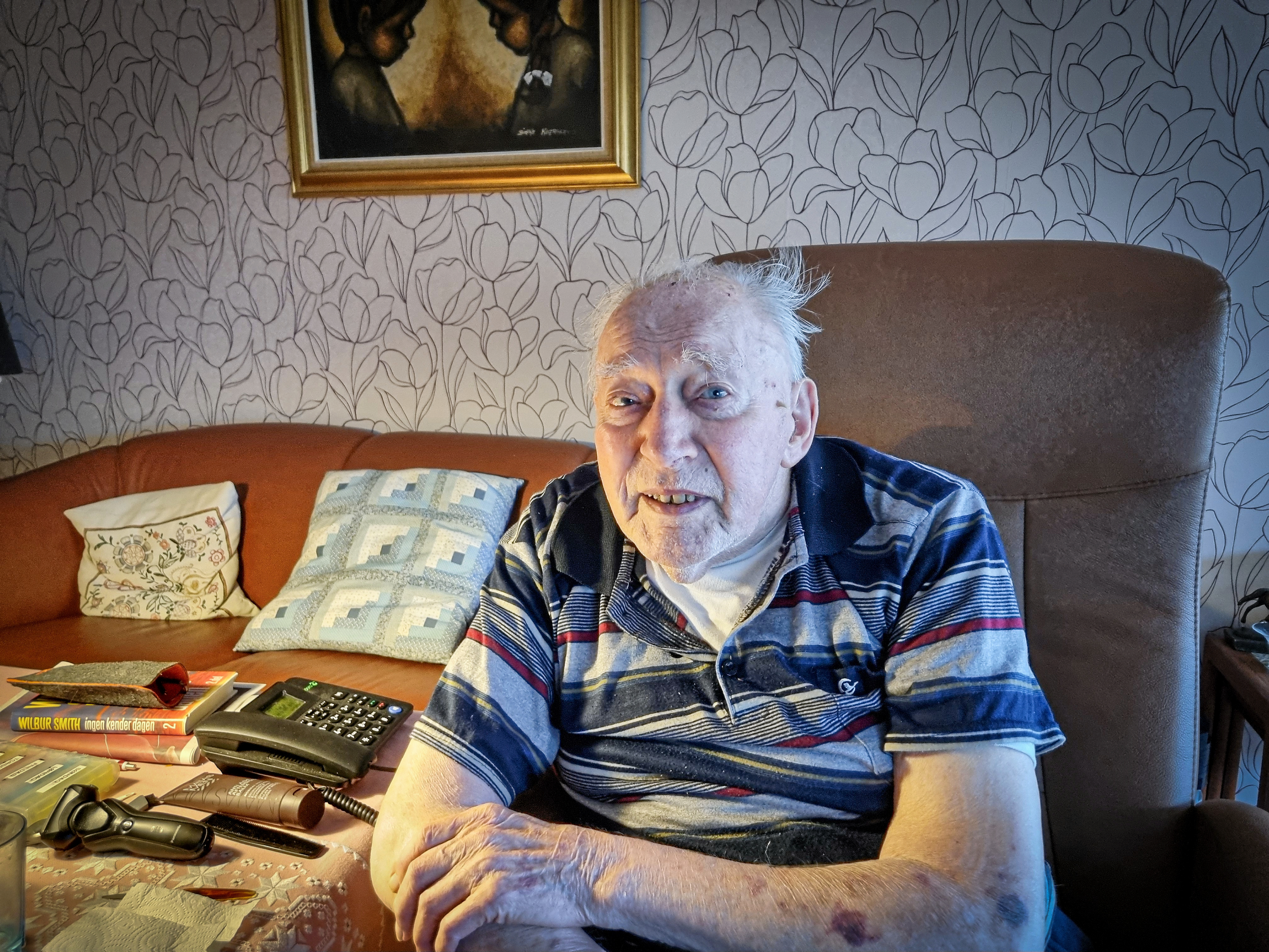 - Det er dem, der sidder bagved og træffer beslutninger, den er gal med. De skulle prøve at køre ruterne selv, og når de så kommer to timer for sent, skulle de have en skideballe, siger Mogens Ulberg.