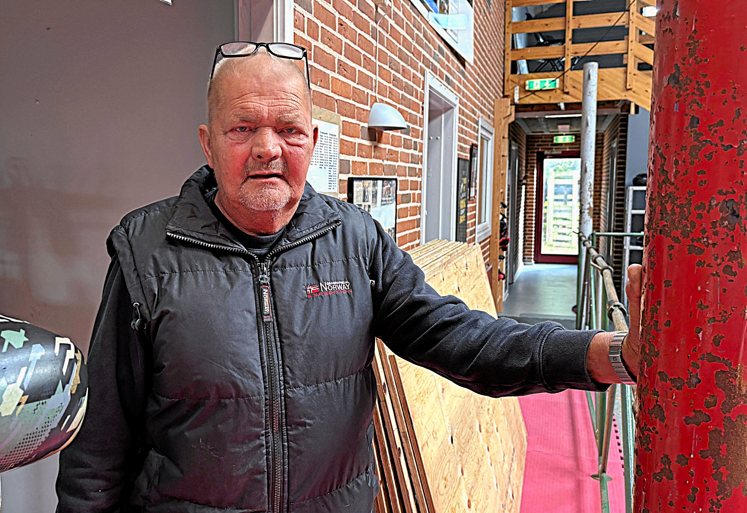 - Det handler jo ikke kun om boksning. Det handler om fællesskab. Om at give de unge et sted at høre til, siger boksetræner Henrik Poulsen, der glæder sig over, at klubben igen kan få lov til at tæne indendøre, og at fremtiden ser lys ud.
