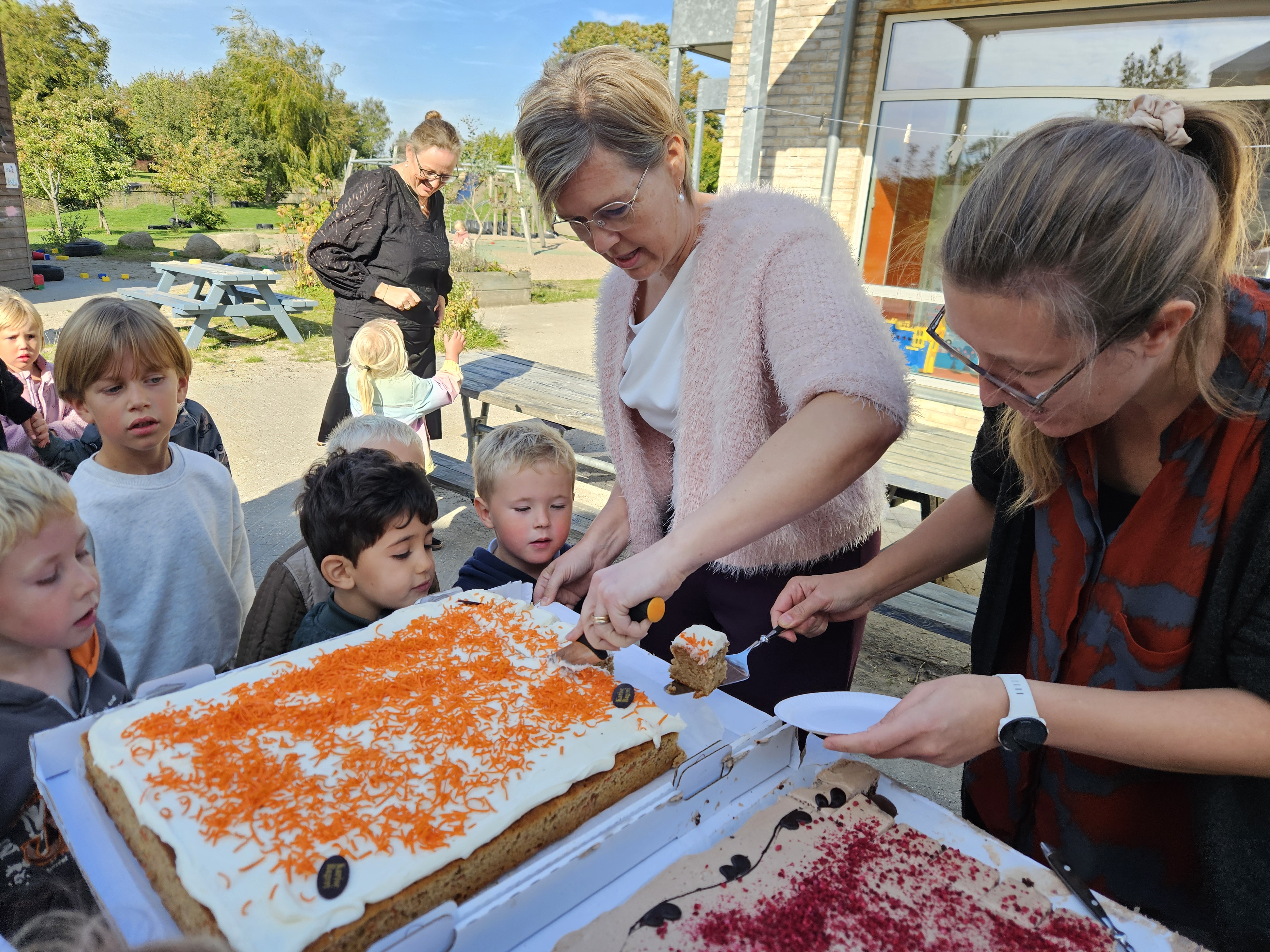 Julie Hoff Sørensen (SF) og borgmester Anette Mortensen (V) var på besøg i Rødvig Børnecenter den 1. oktober.