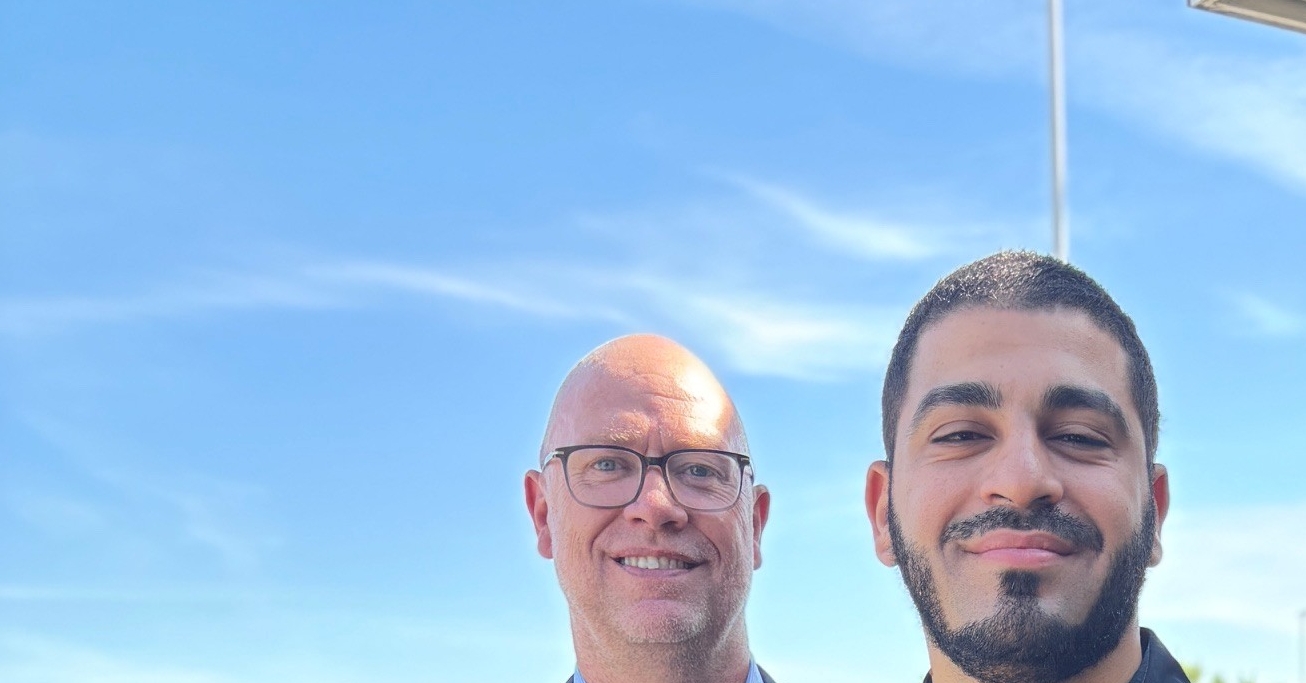 Algakon er blandt de nominerede til Næstved Erhvervspris. Indehaver Mahmud Algamal ses her med beviset på nomineringen flankeret af forperson for Næstved Erhvervsforening Helle Andresen og Kasper Bæk, områdedirektør i AL Sydbank, som er sponsor for prisen. - Helle Hansen Algakon er blandt de nominerede til Næstved Erhvervspris. Indehaver Mahmud Algamal ses her med beviset på nomineringen flankeret af forperson for Næstved Erhvervsforening Helle Andresen og Kasper Bæk, områdedirektør i AL Sydbank, som er sponsor for prisen.