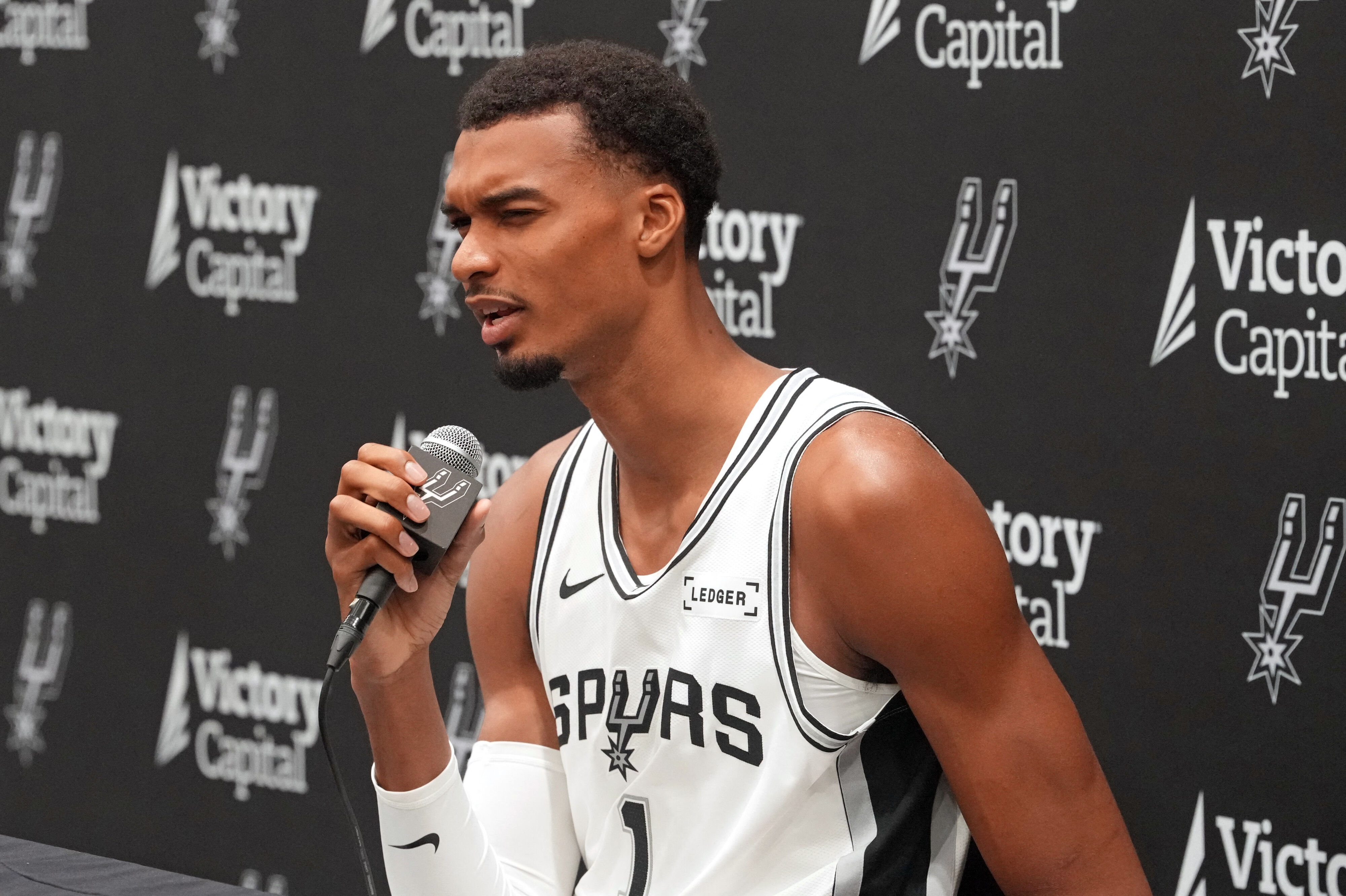 Victor Wembanyama var klar i spyttet på pressemødet ved San Antonio Spurs' mediedag. Han kommer ikke til at lave aftaler med bettingfirmaer.