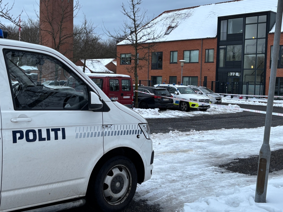 Hændelsen fandt sted foran Køge Svømmeland og medførte en massiv politiaktion og flere afspærringer i området.