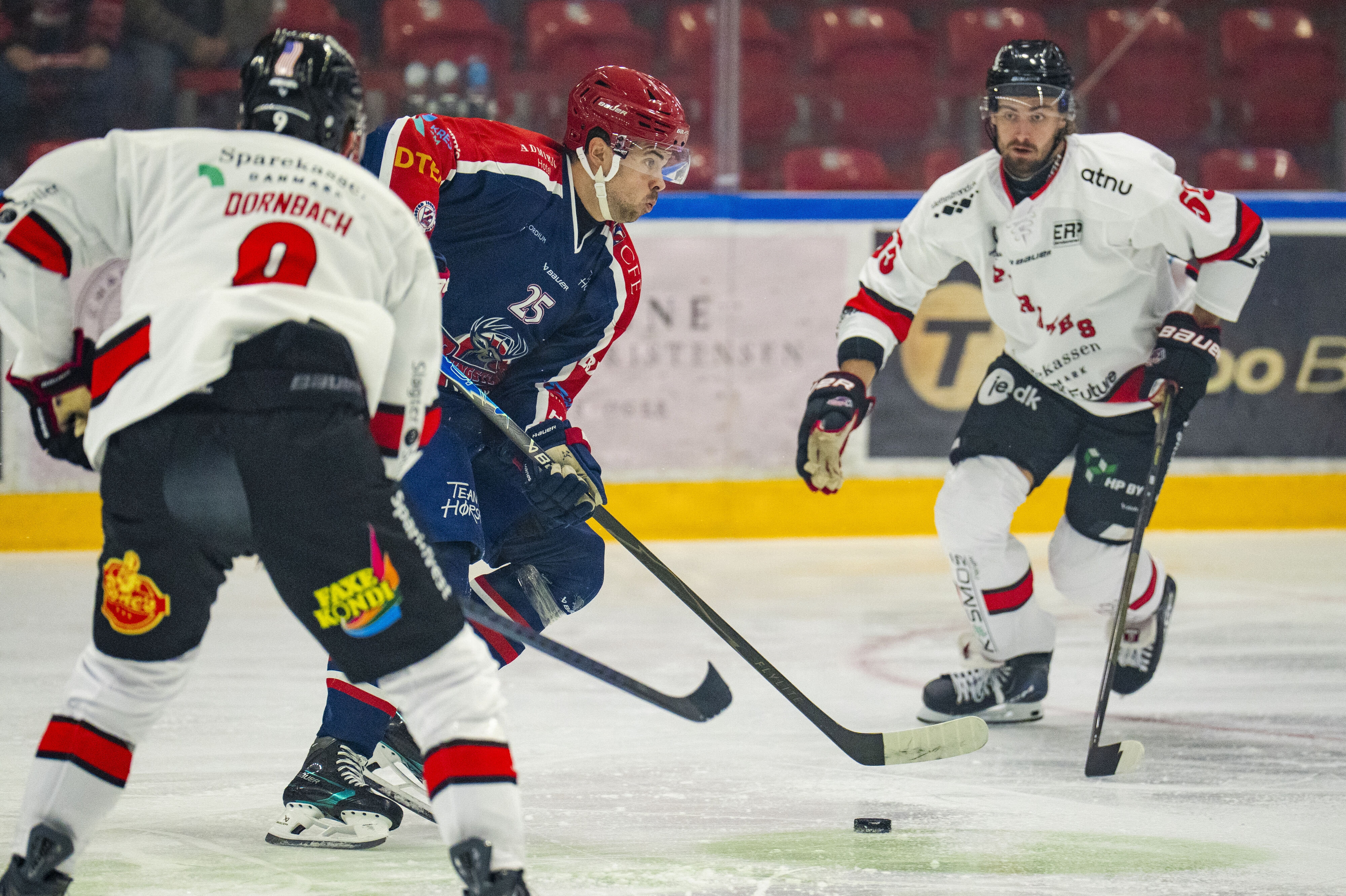 Ludvig Elvenes (i blå trøje) og resten af Rungsted-holdet har fået en tung start i Metal Ligaen. Her er Elvenes i svensk duel med Aalborgs Eric Hjort.