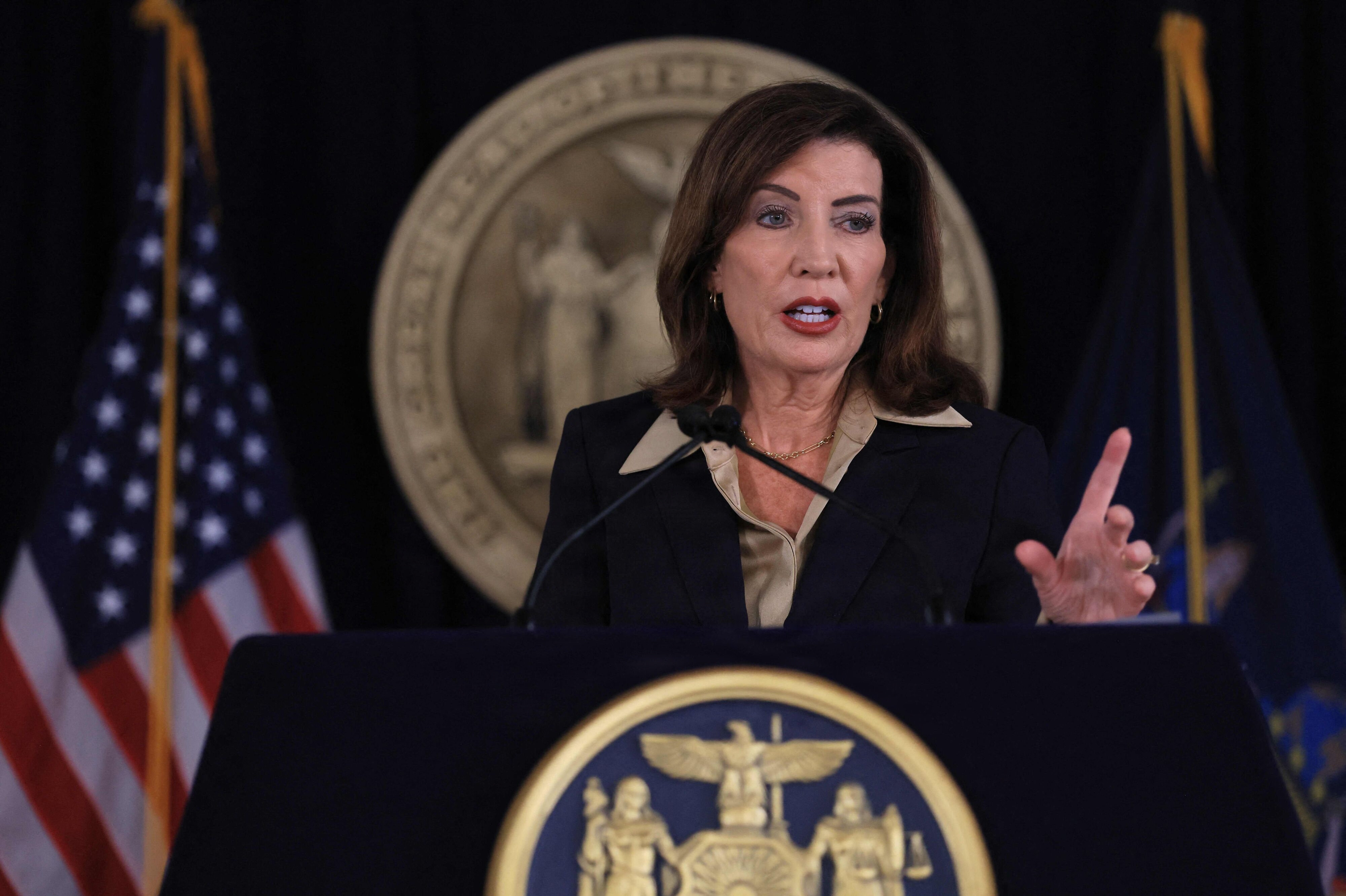New Yorks guvernør, Kathy Hochul, ses tale på et pressemøde fredag om sag fra Cornell University om påstået gruppevoldtægt.
