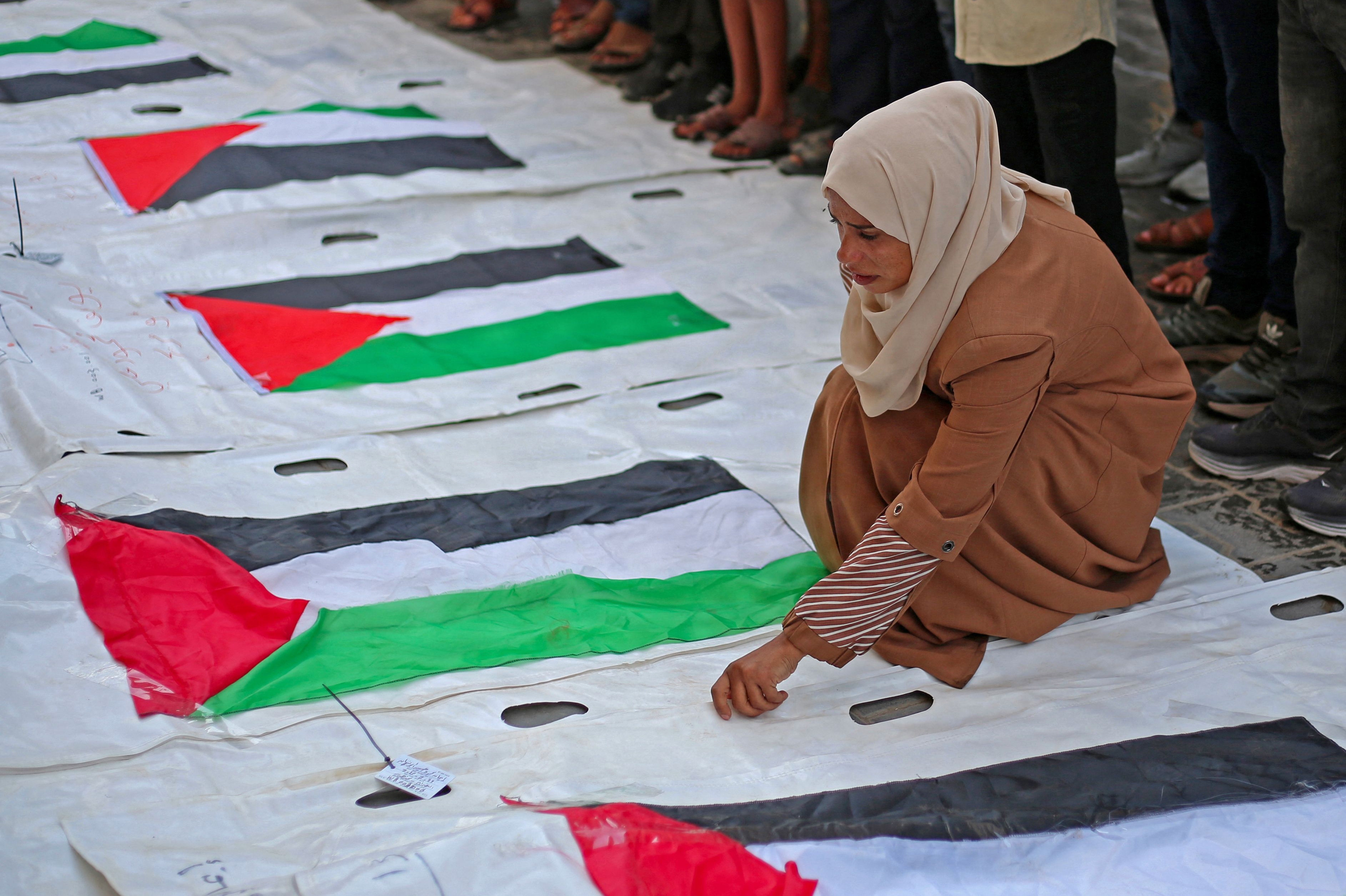 En kvinde deltog i slutningen af september i en massebegravelse efter et luftangreb i en flygtningelejr i Gaza. Flere end 1400 palæstinensere har mistet livet i Gaza, siden en våbenhvile trådte i kraft i oktober sidste år. (Arkivfoto).