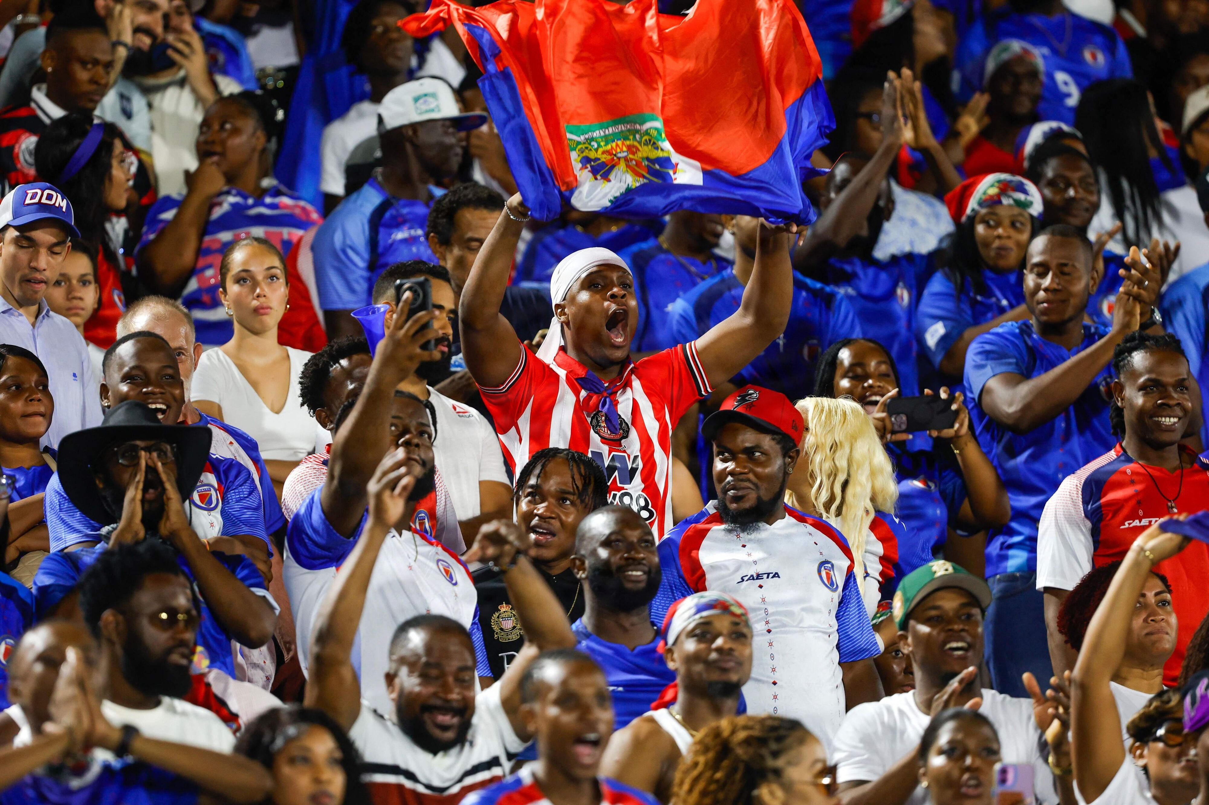 Fans ses på stadionet Estadio Olímpico Félix Sánchez i Santo Domingo i Den Dominikanske republik under kamp mellem Den Dominikanske Republik og Haiti torsdag. (Arkivfoto).
