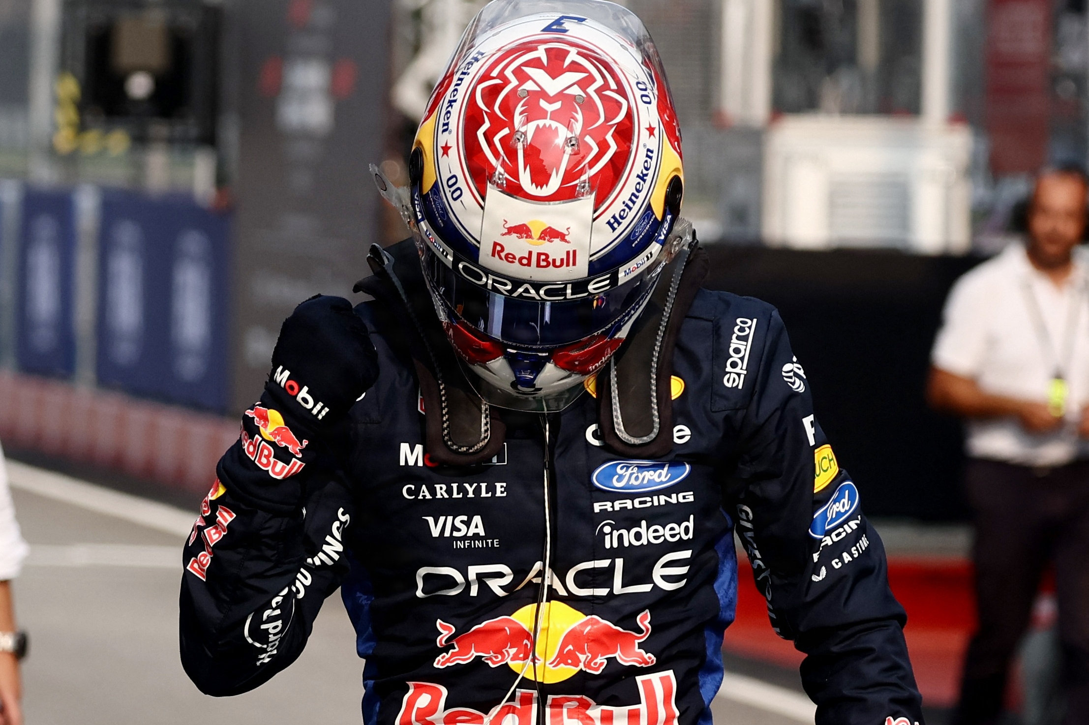 Max Verstappen knytter næven efter hollænderens opløftende kvalifikation.