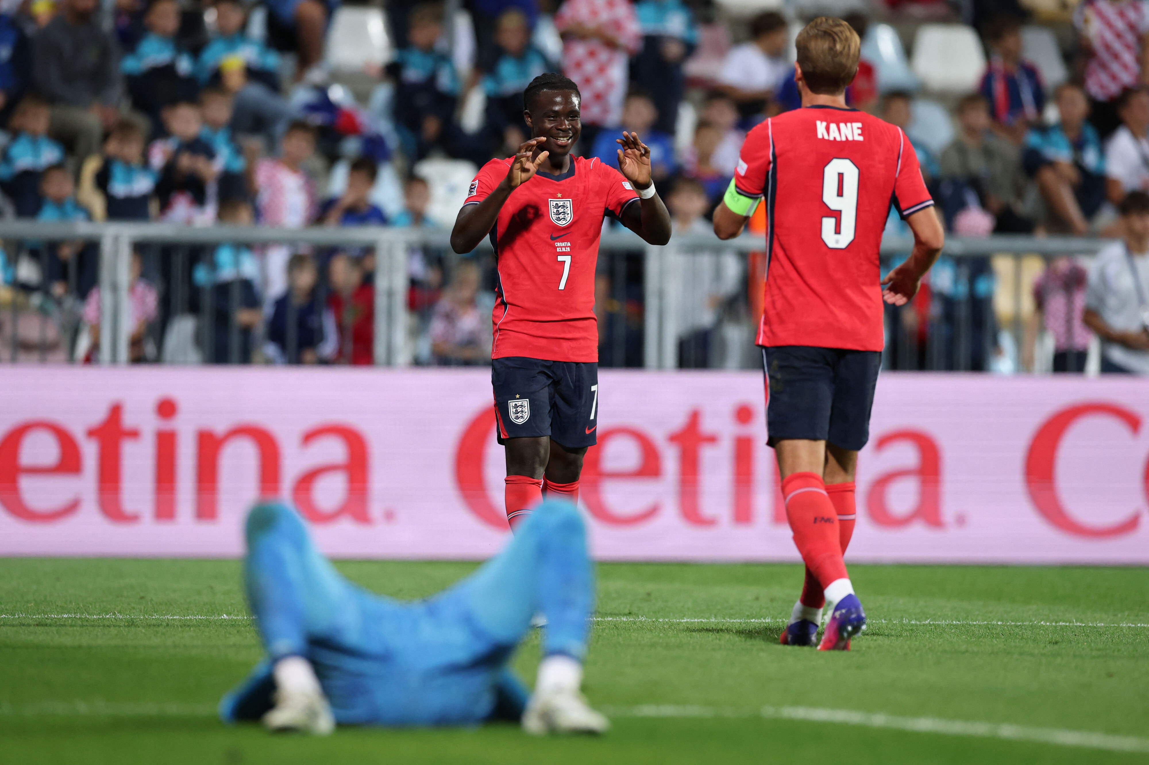 Bukayo Saka og Harry Kane jubler efter en af de mange scoringer i ydmygelsen af Kroatien.