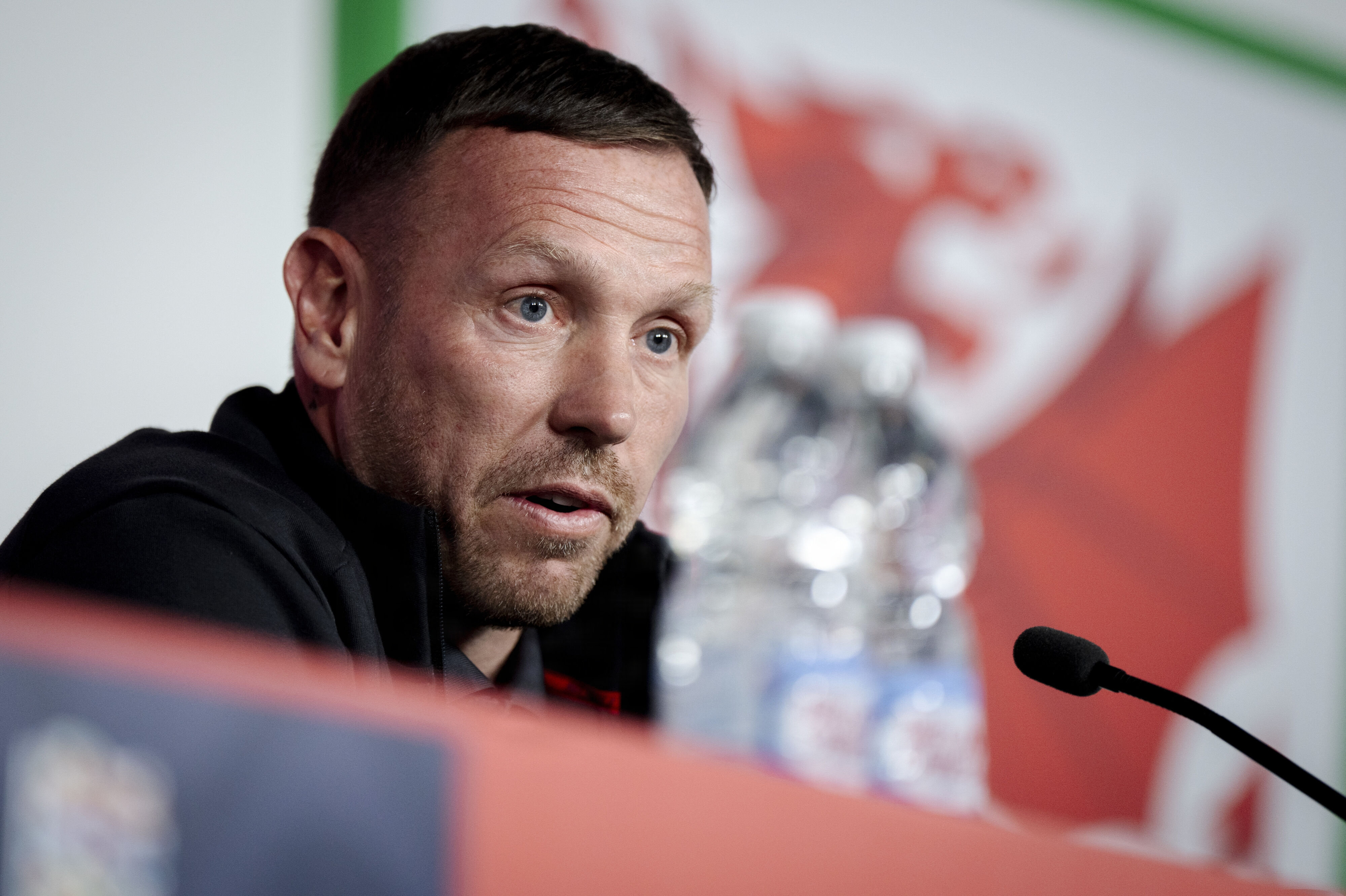 Craig Bellamy, den walisiske landstræner, anser Norge for at være et stærkere fodboldhold end Danmark i de seneste par år.