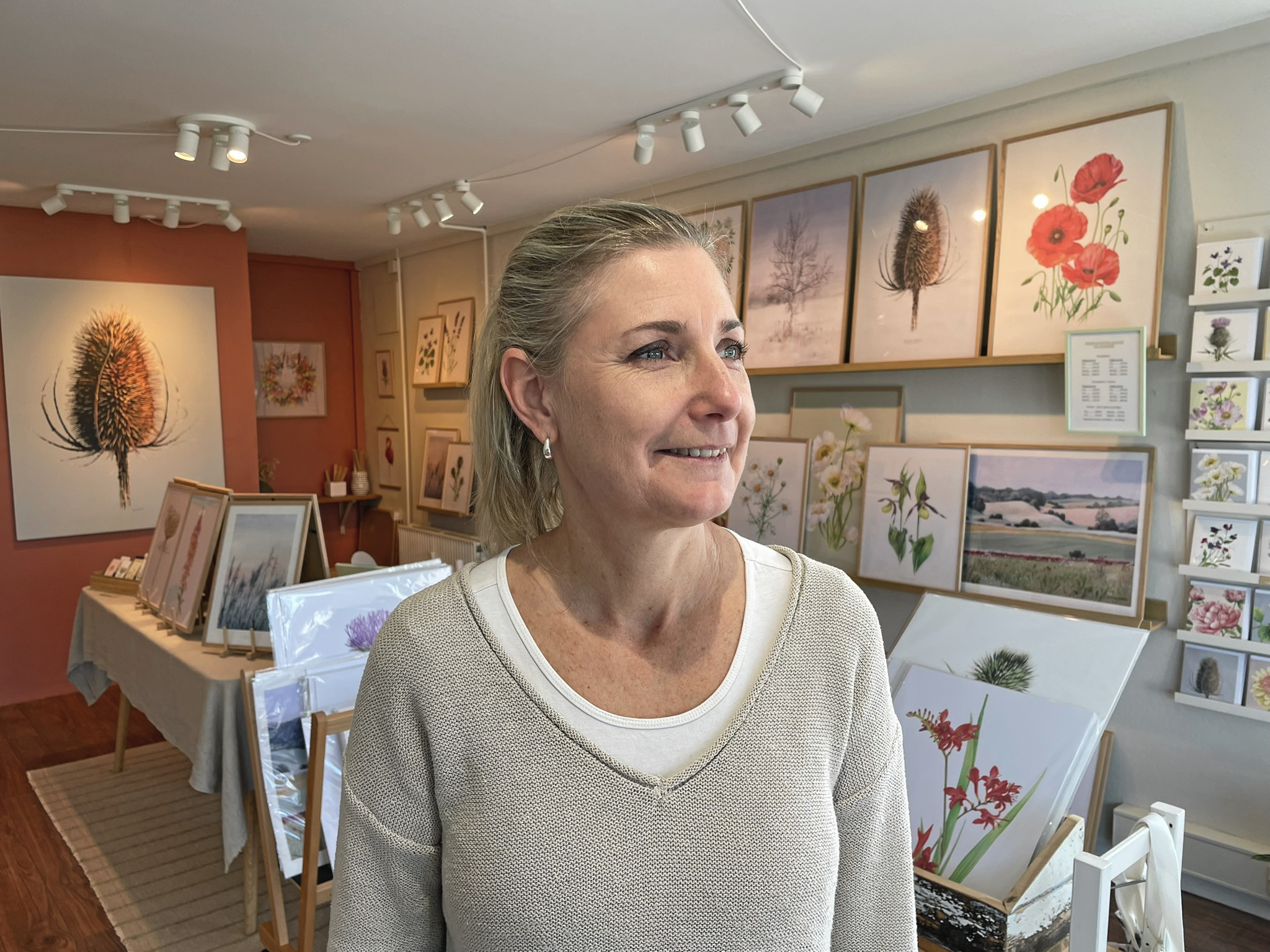 Ofte finder jeg blomster eller planter i vejkanten, tager dem med hjem og bruger dem som udgangspunkt for mine illustrationer, siger Marianne Scheel.