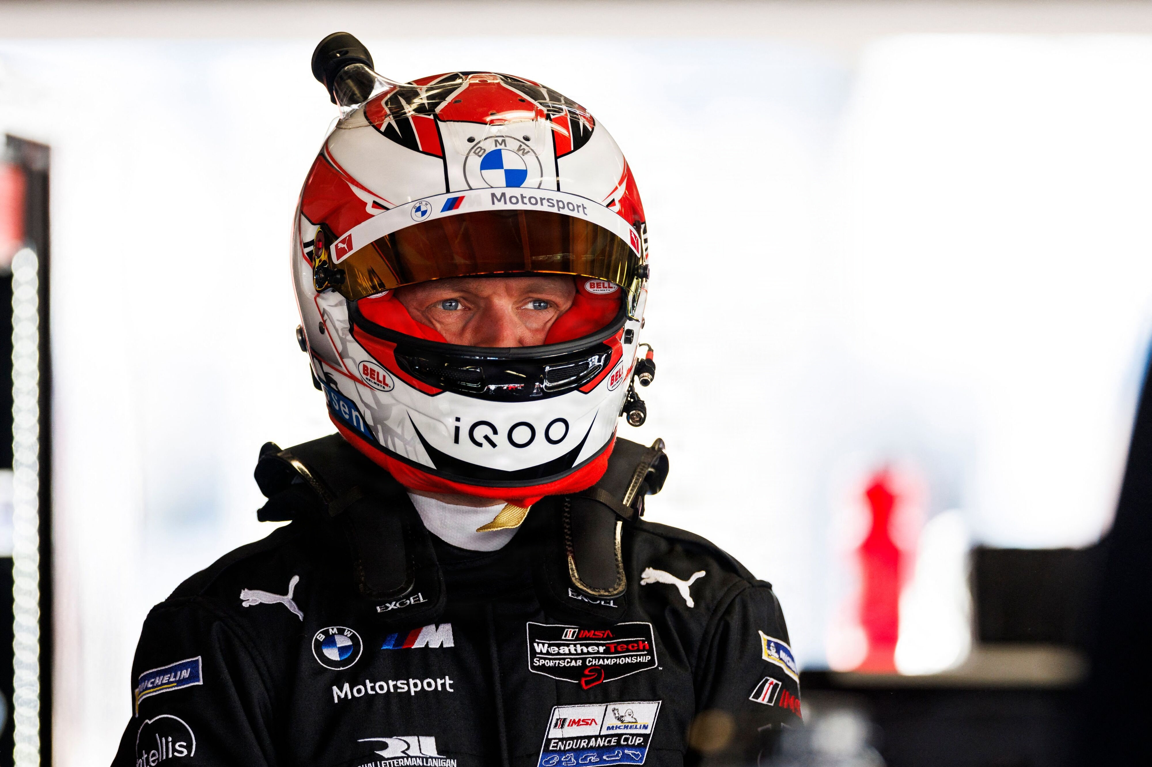 Kevin Magnussen kravlede ud af sin racerbil uden skader efter et sammenstød natten til søndag. (Arkivfoto).