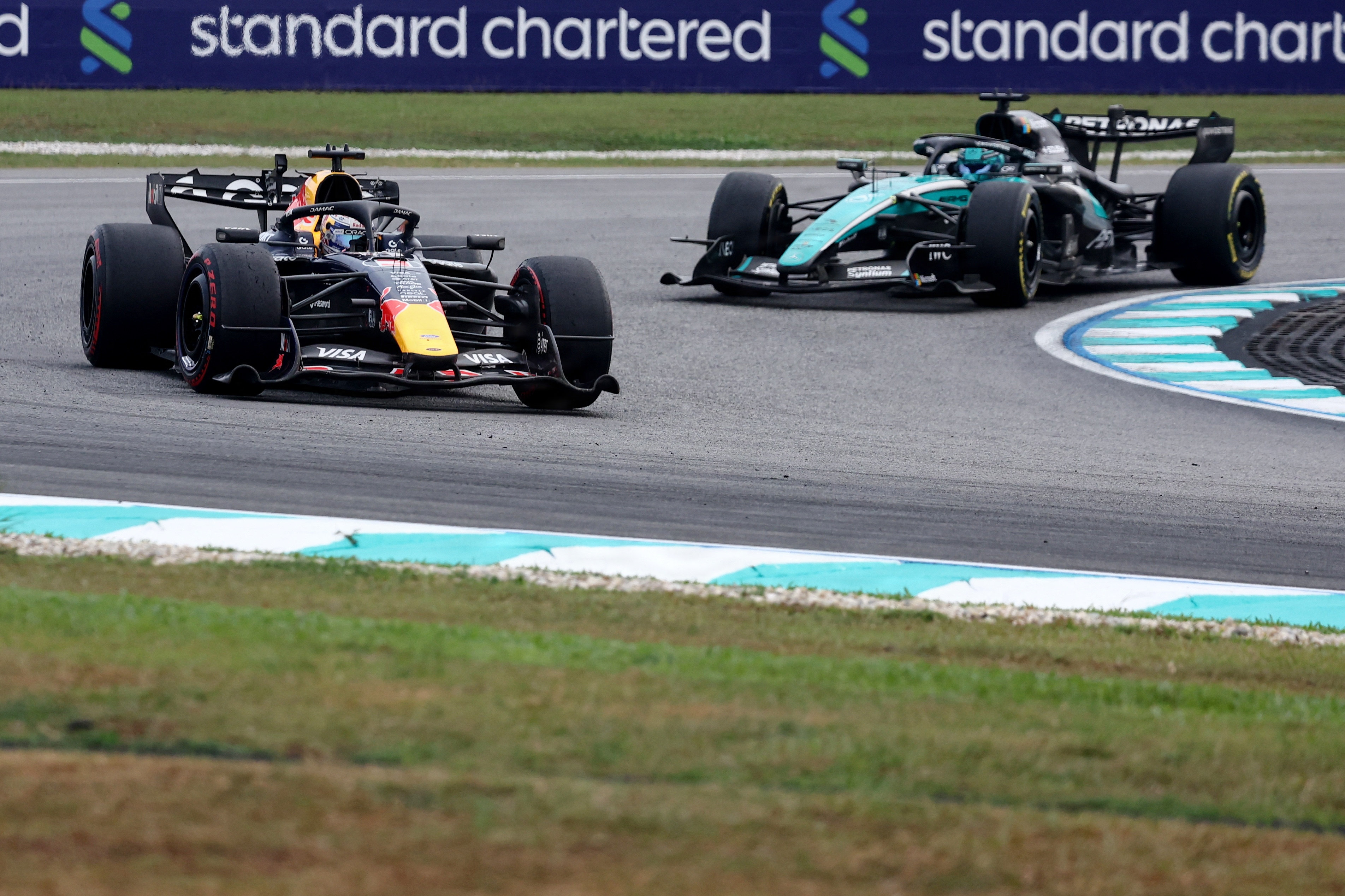 Max Verstappen formåede at holde Kimi Antonelli bag sig på de sidste omgange, hvor feltet var samlet efter en safety car.