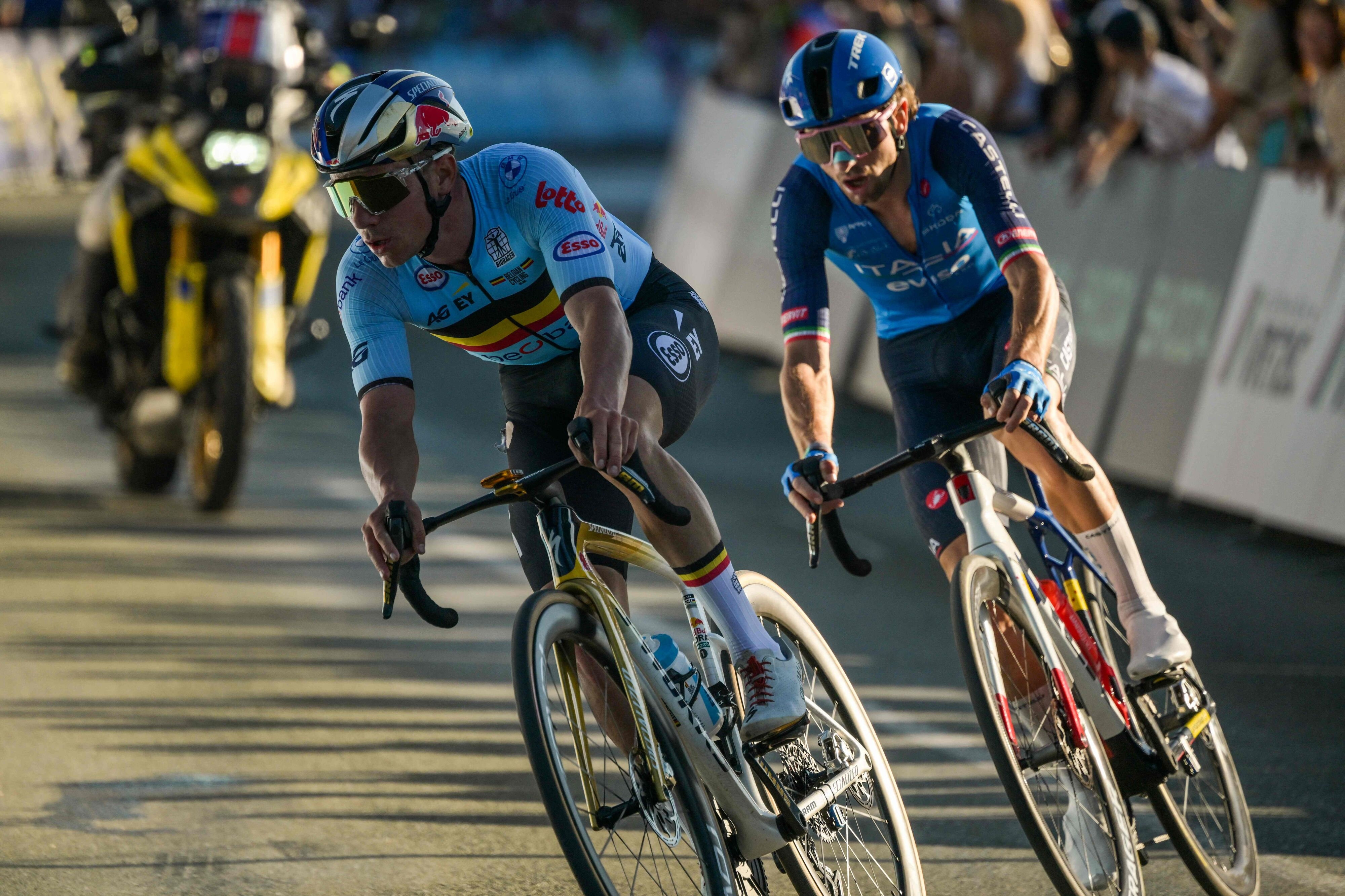 Remco Evenepoel (til venstre) og Giulio Ciccone (til højre) havde en dramatisk duel i EM i Slovenien.