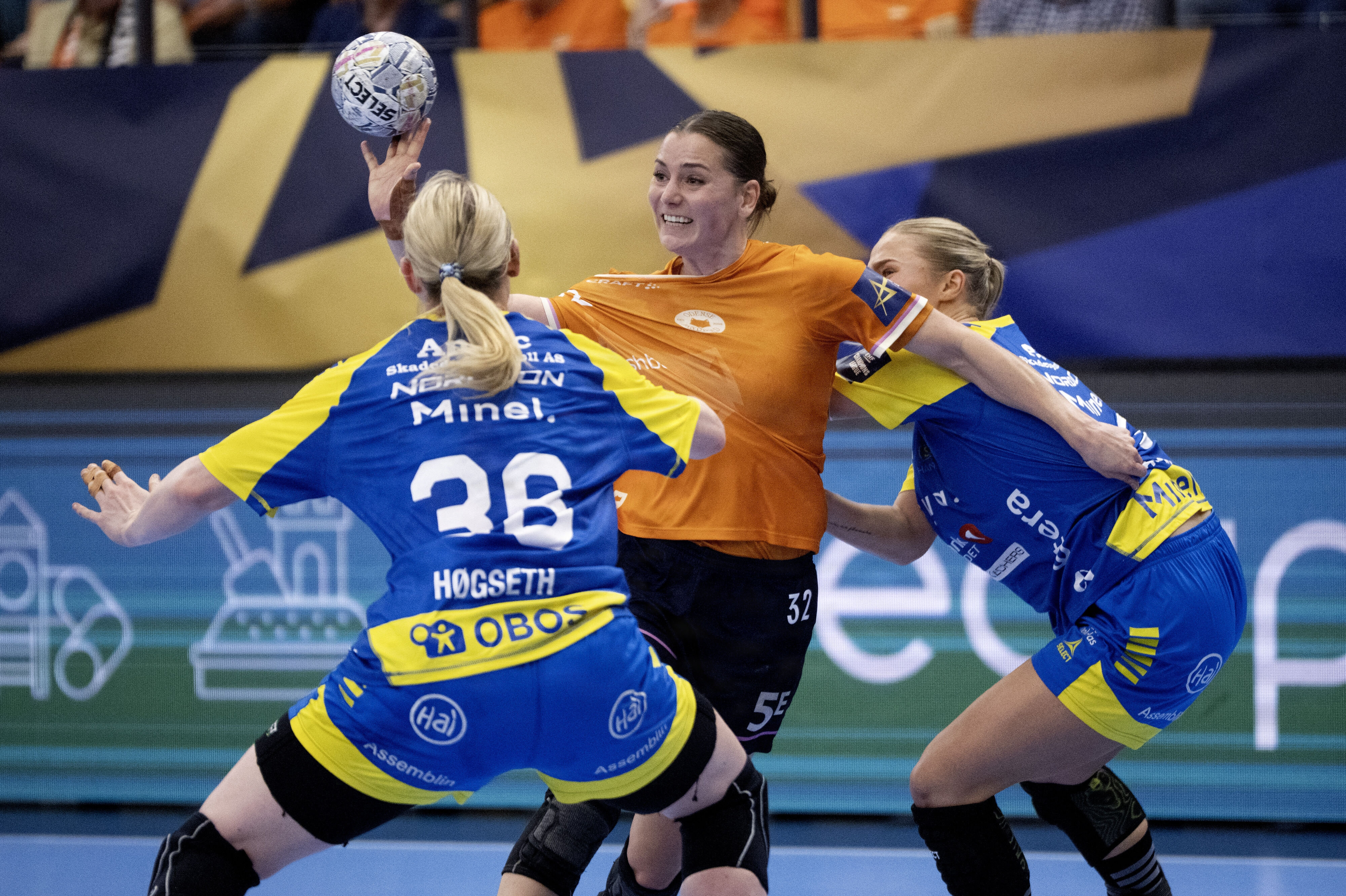 Mie Højlund (i midten) og Odense Håndbold tabte søndag på hjemmebane til norske Storhamar.