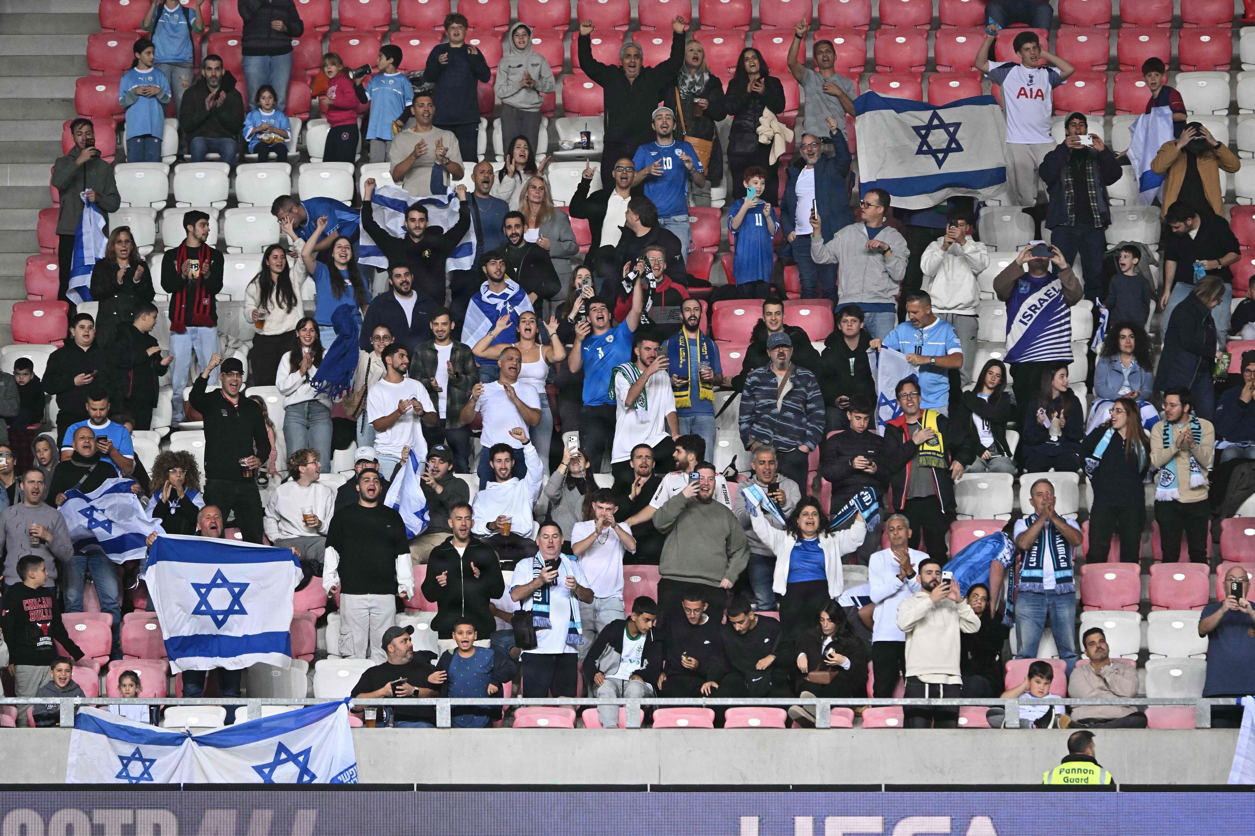 Israelske fans ses her under den første kamp mod Irland, der blev spillet på en næsten tom stadion i Ungarn. (Arkivfoto).
