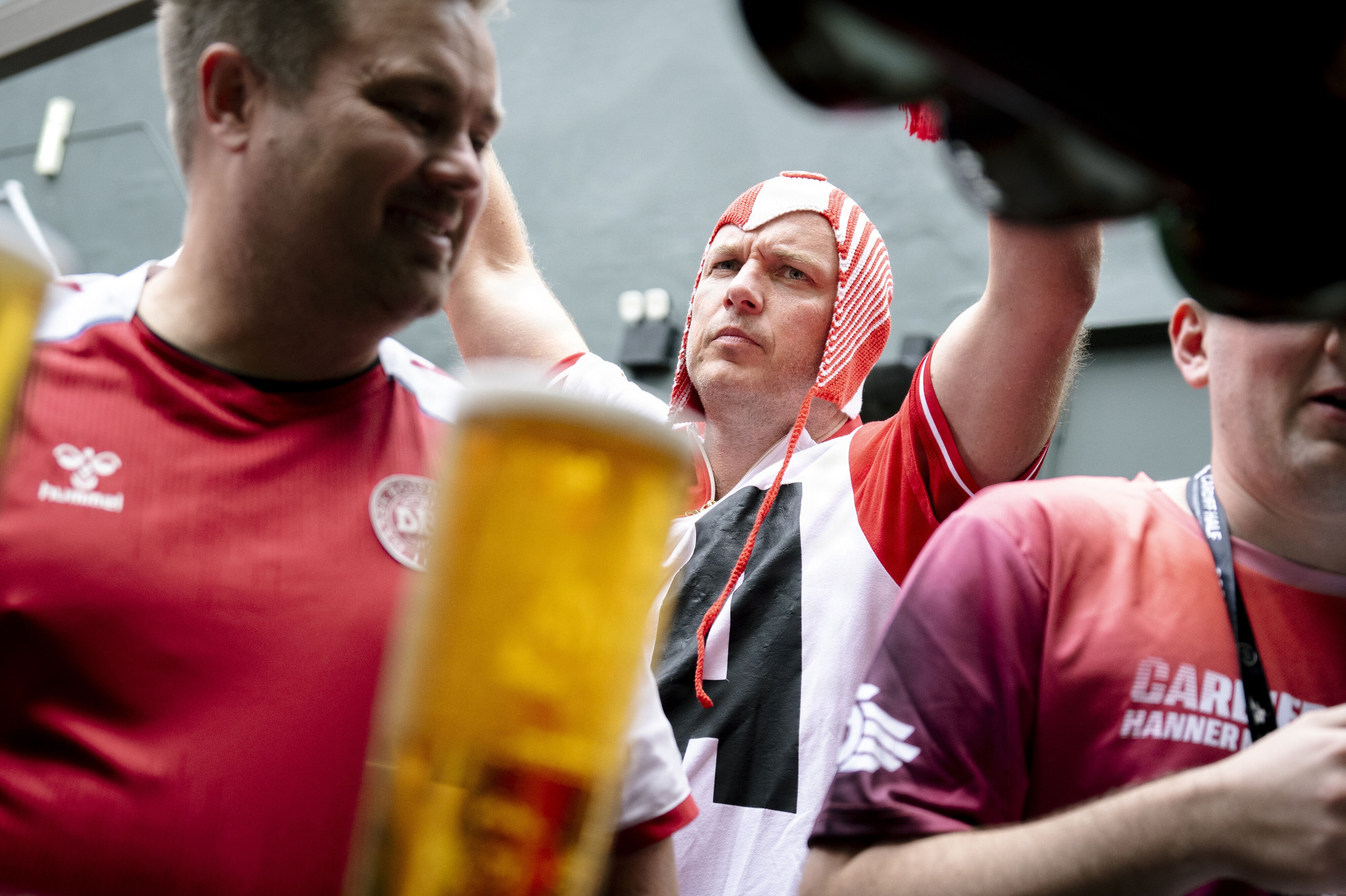 Danske fodboldfans var samlet inde i centrum af Cardiff søndag eftermiddag inden Nations League-kampen mod Wales.