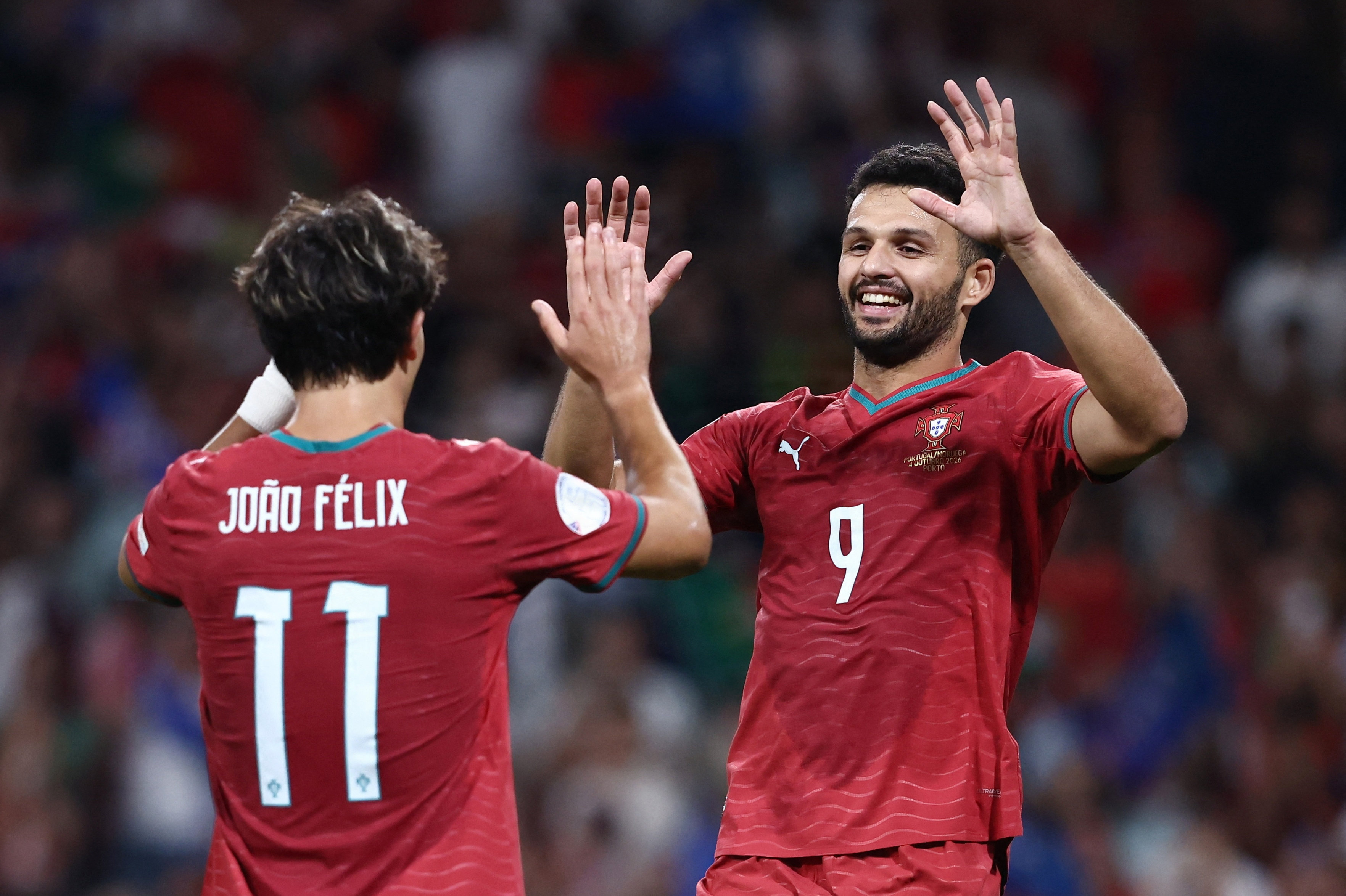 Goncalo Ramos (th.) bliver matchvinder, da Portugal slår Norge 2-1.