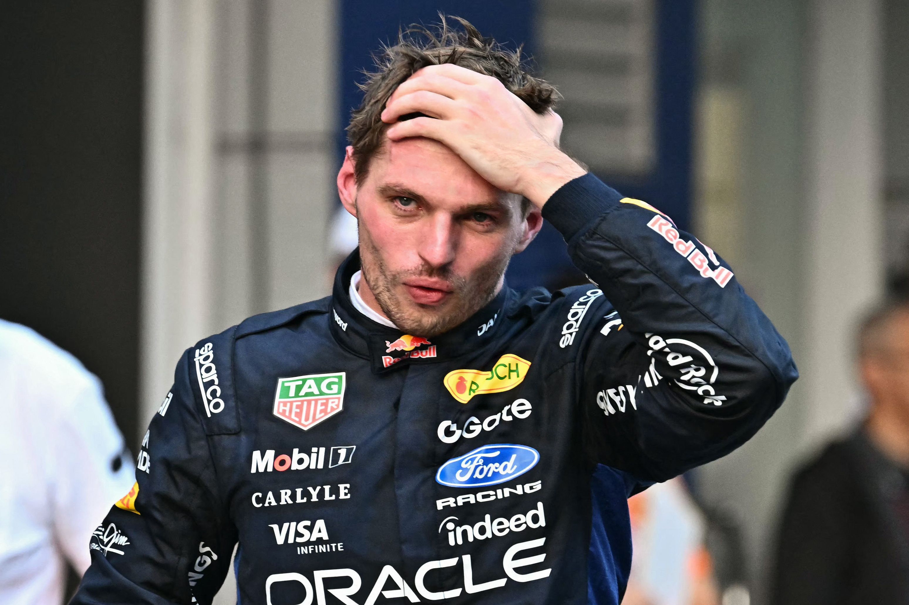 Max Verstappen tog sæsonens første sejr i Malaysia trods en kaotisk start, hvor flere biler blev ramt af softwarefejl.