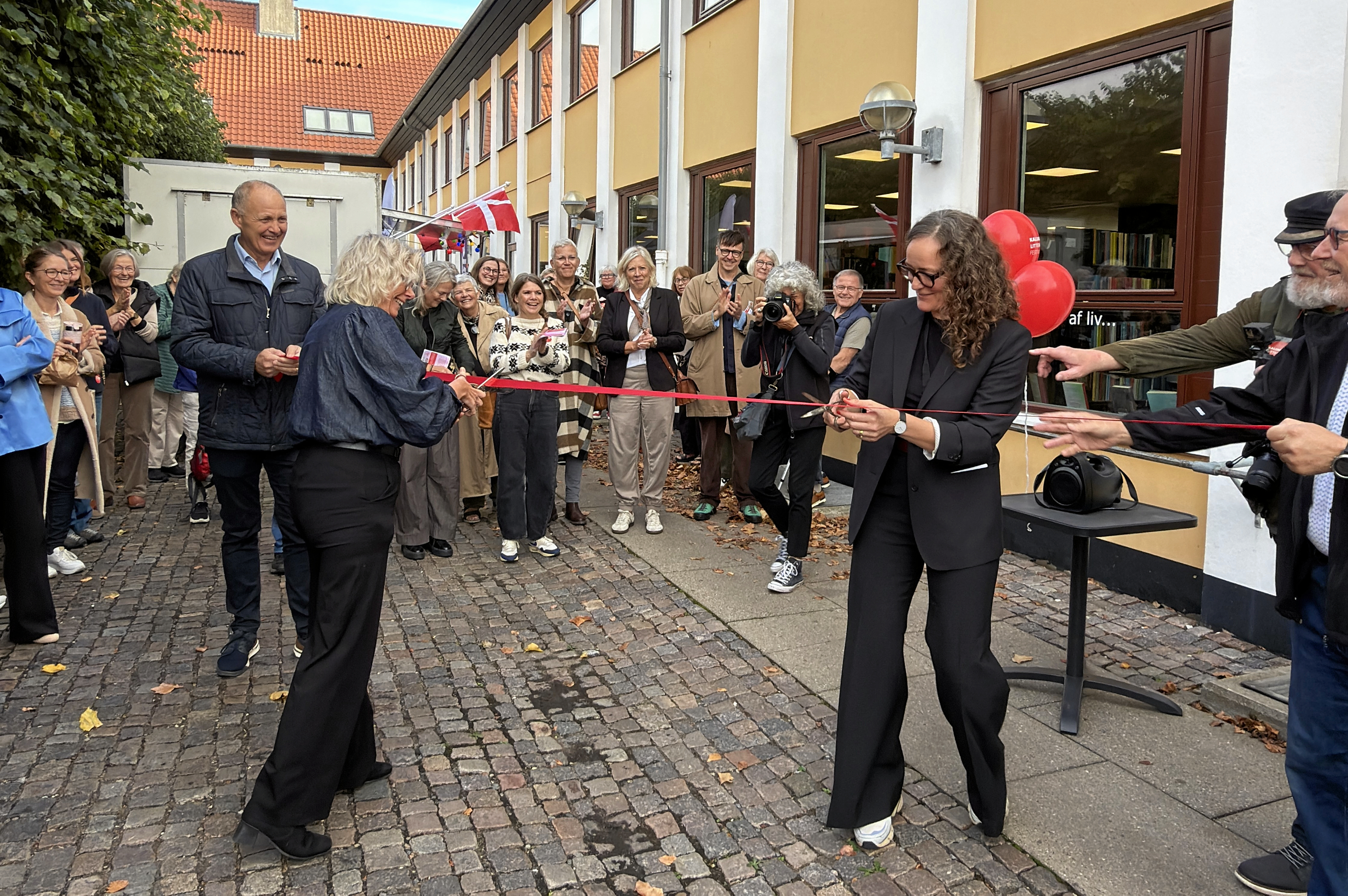 Stine Veisegaard (t.v.) og Lise Kristoffersen blev bedt om at klippe snoren til litteraturfestivalen af borgmester Martin Damm og kulturformand Hans Munk.