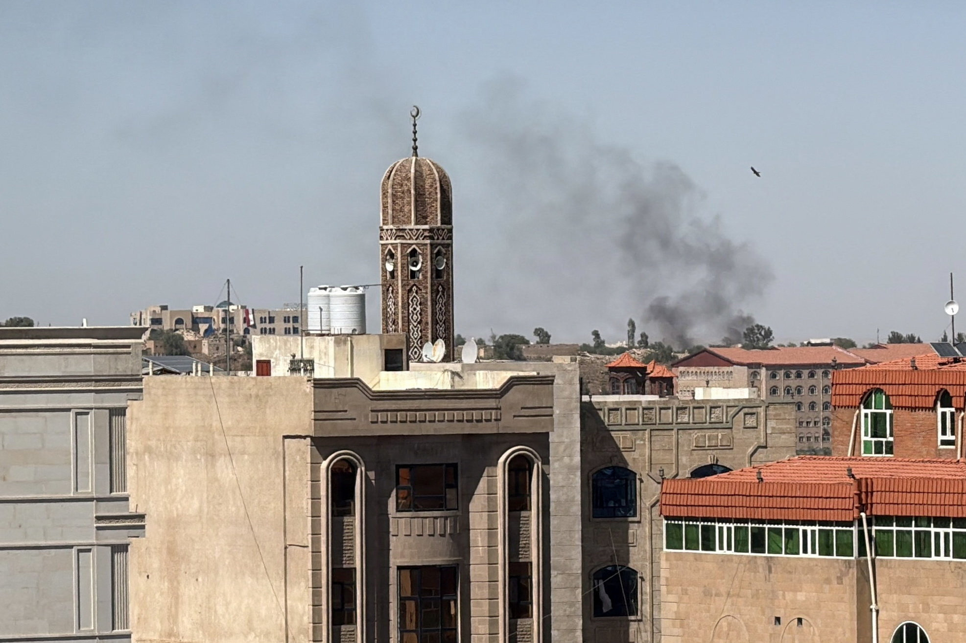 Røg stiger op i Sanaa i Yemen søndag under fortsatte angreb og konfrontationer mellem regeringen og houthierne. (Arkivfoto).