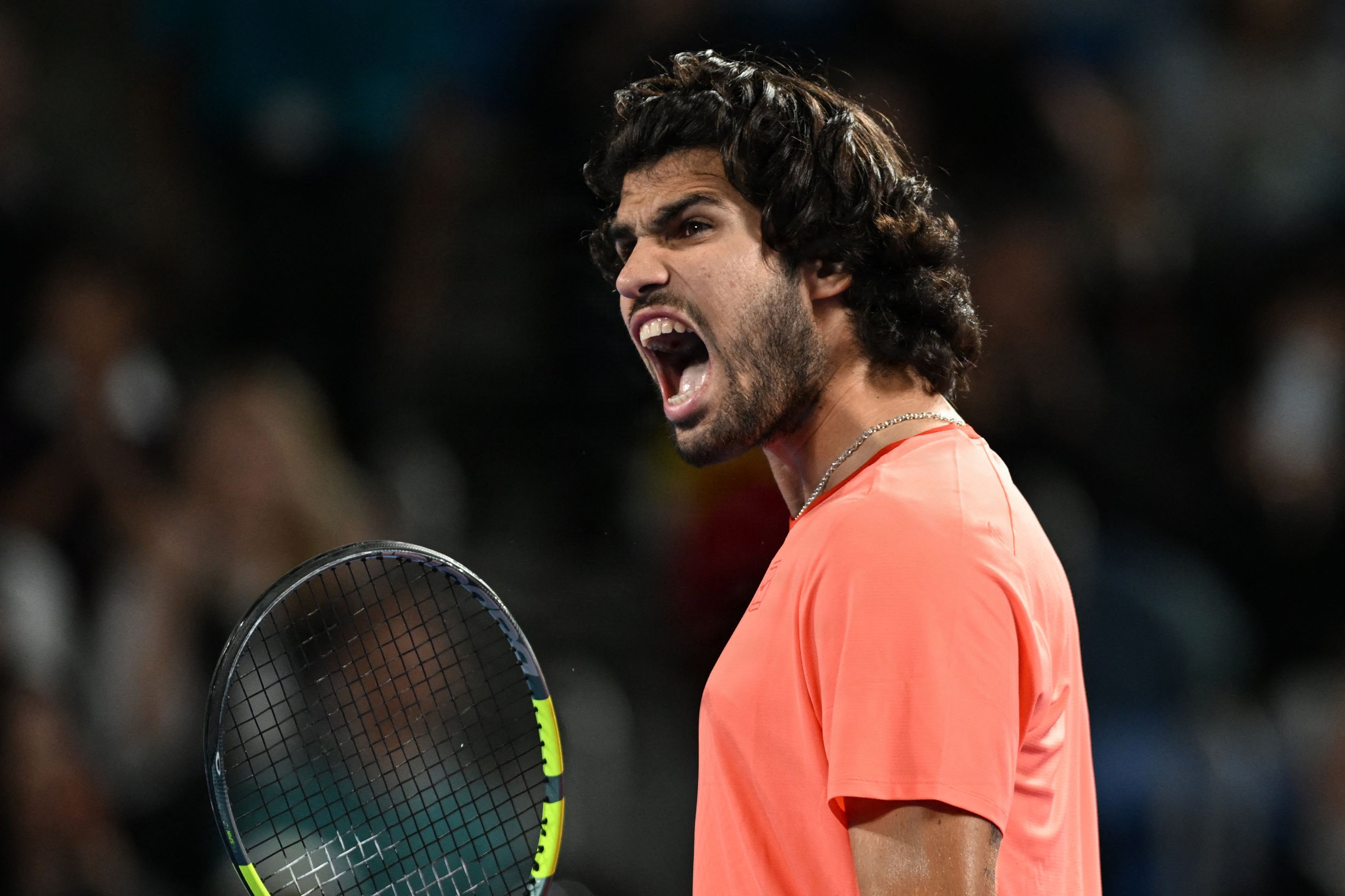 Spanske Carlos Alcaraz fik problemer undervejs, men rejste sig og vandt semifinalen i Tokyo.