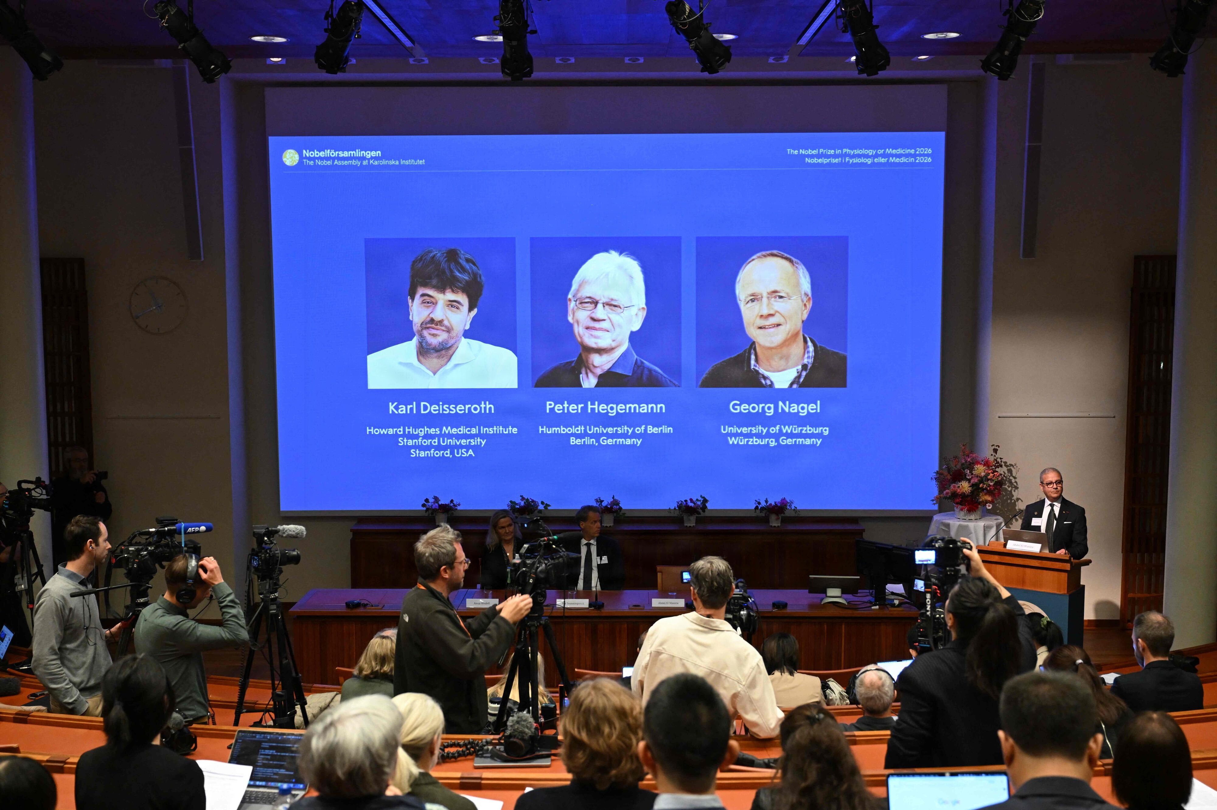 Årets Nobelpris i medicin eller fysiologi går til de to tyske forskere Peter Hegemann og Georg Nagel samt den amerikanske forsker Karl Deisseroth.