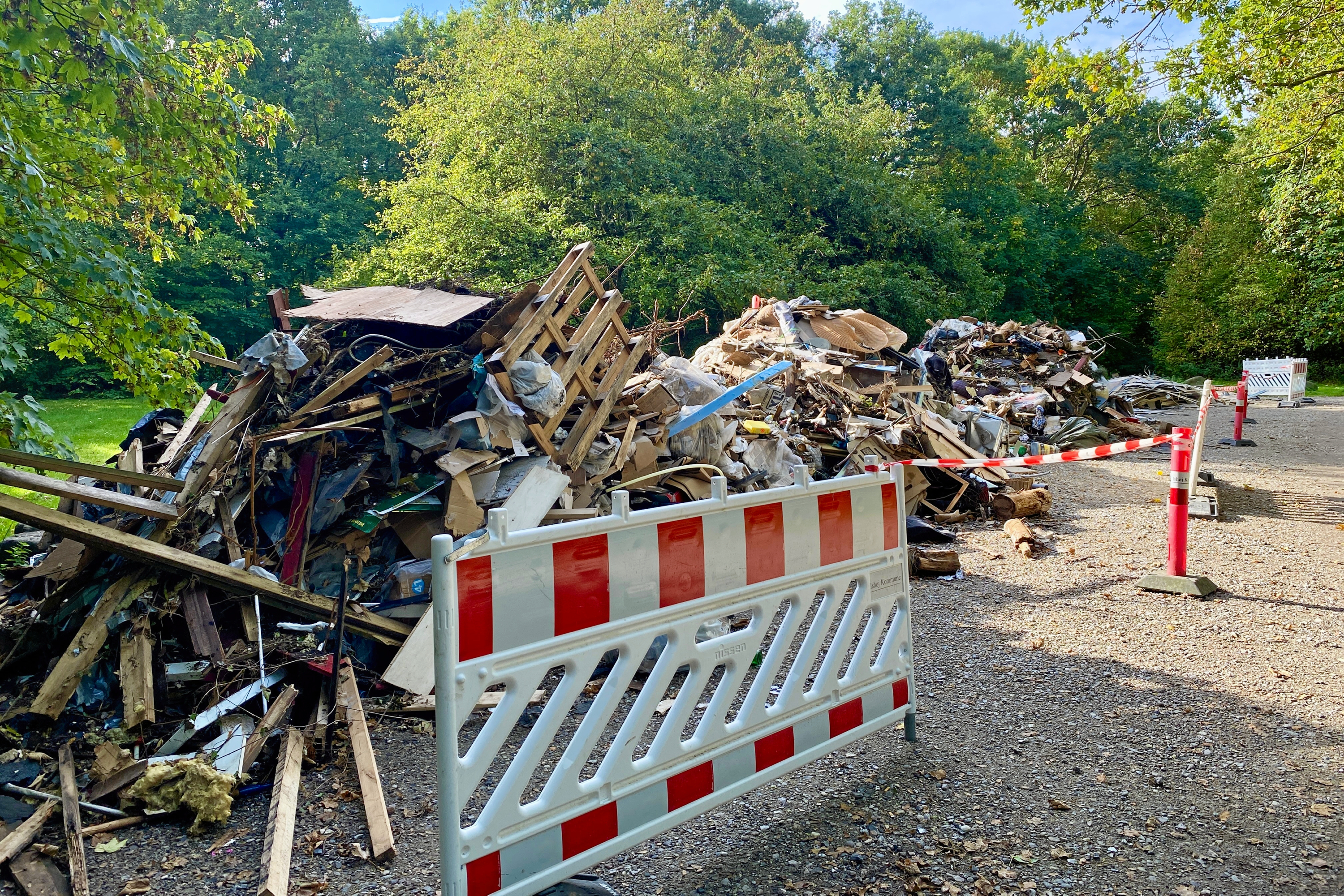 Tre store bunker byggeaffald er blevet efterladt på p-pladsen ved Ishøj Dyrepark.