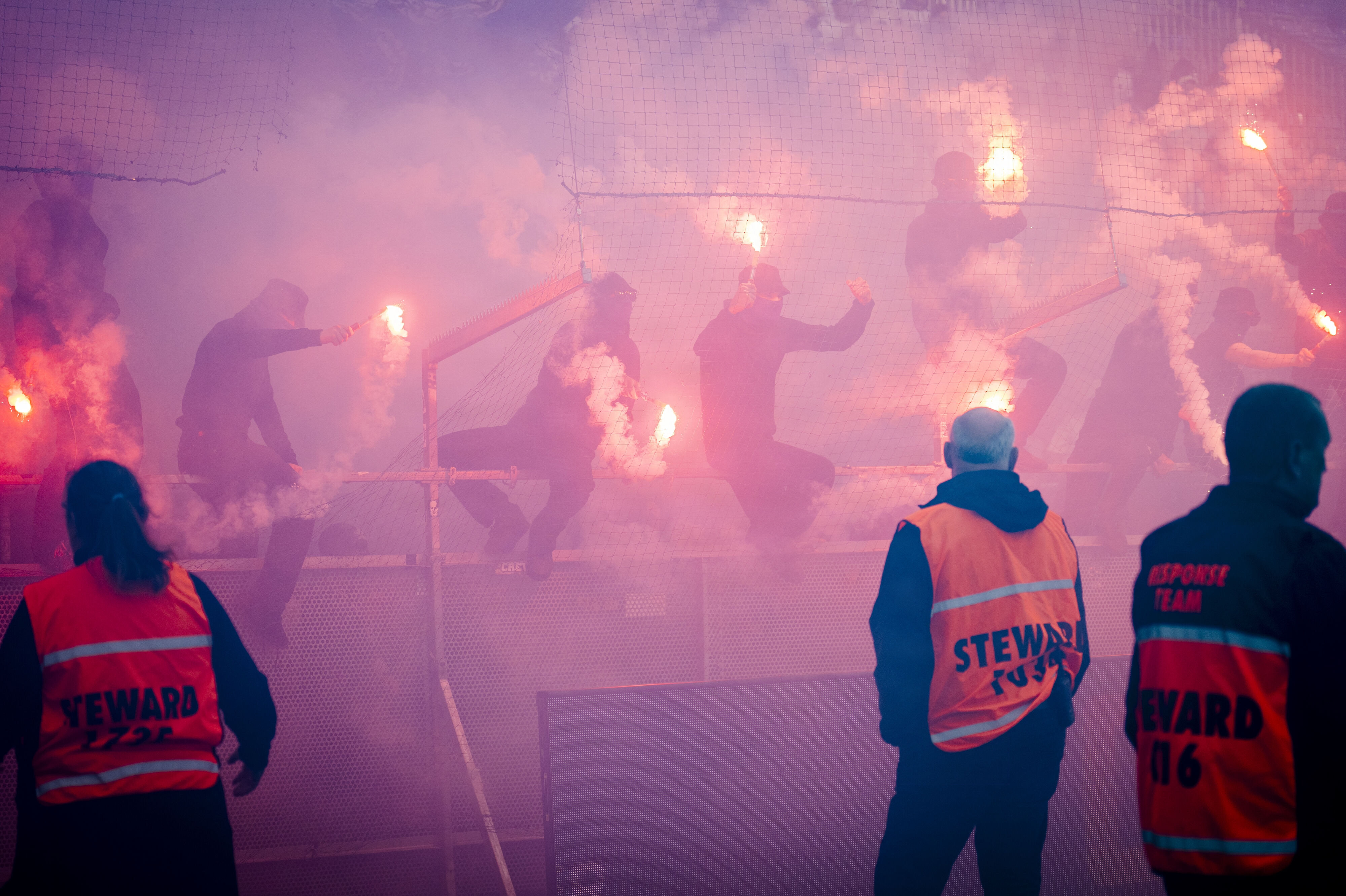 FC København-fans med pyroteknik efter kampen mod Brøndby på Brøndby Stadion i september.