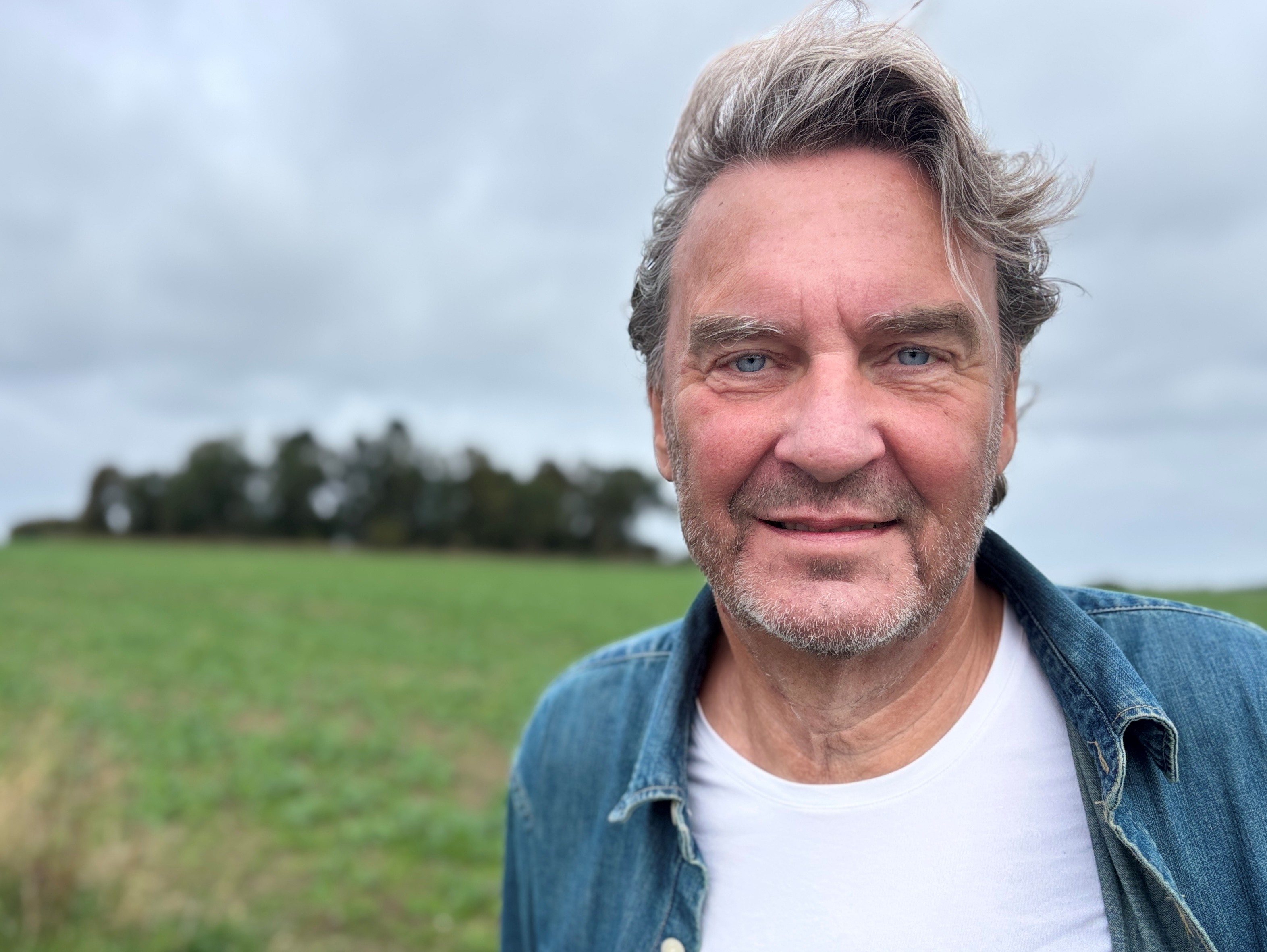 Anders Klüver Rasmussen er landligger og med i foreningen Rørvig By og Land. Han er indædt modstander af projekt Naturens Midtpunkt, som ejerne af Rørvig Kro, Tanja og Lars Nielsen, vil lave.