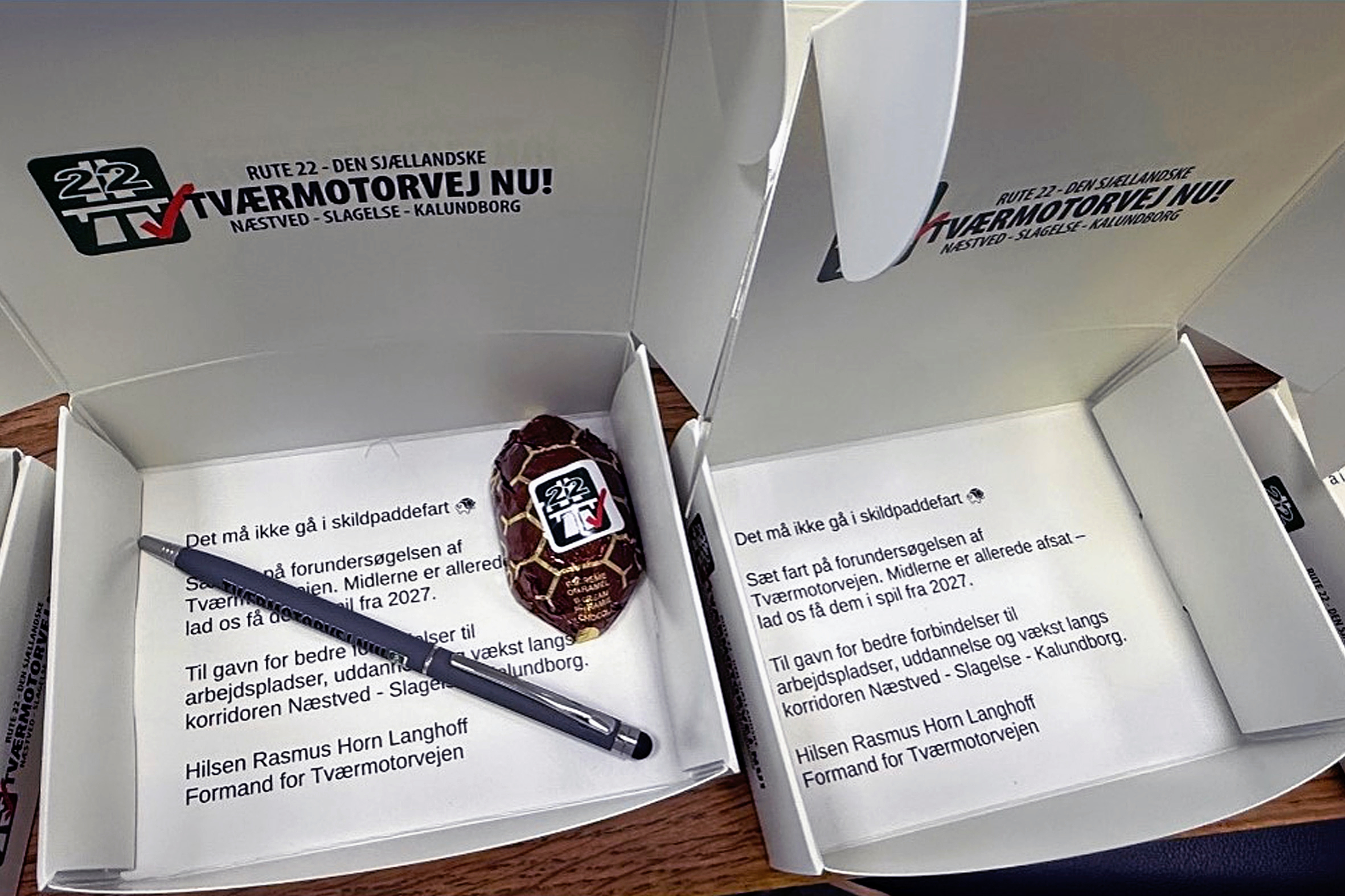 Foreningen Tværmotorvejen har forberedt en lille hilsen, som ligger i folketingsmedlemmernes dueslag ved Folketingets åbning tirsdag. Hilsenen skal minde politikerne om, at udviklingen af den tværgående infrastruktur ikke må fortsætte i skildpaddefart.