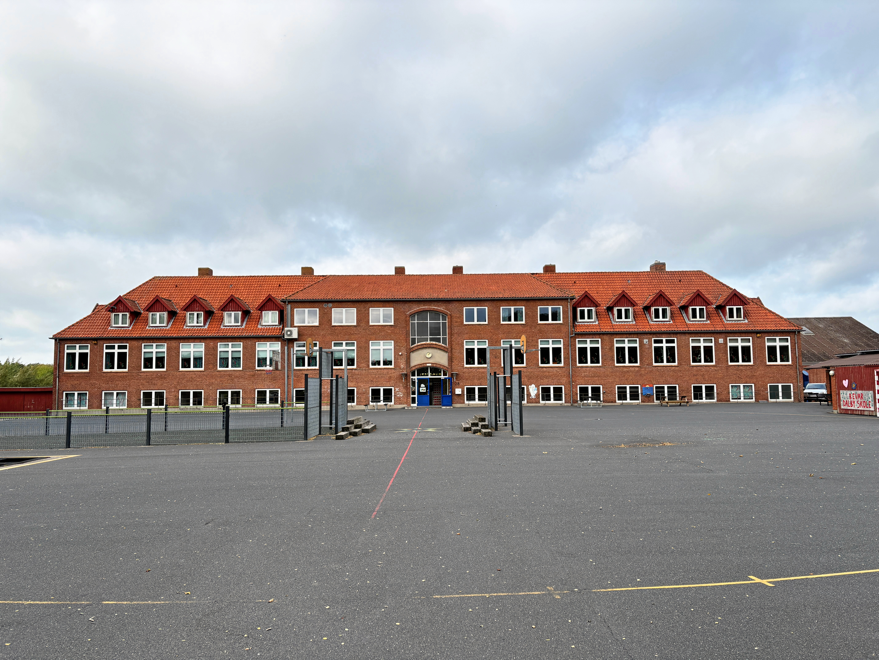 Eleverne er til undervisning, og derfor er skolegården tom på Fjordlandsskolen afdeling Dalby. Skolen er indstillet til at blive lukket.