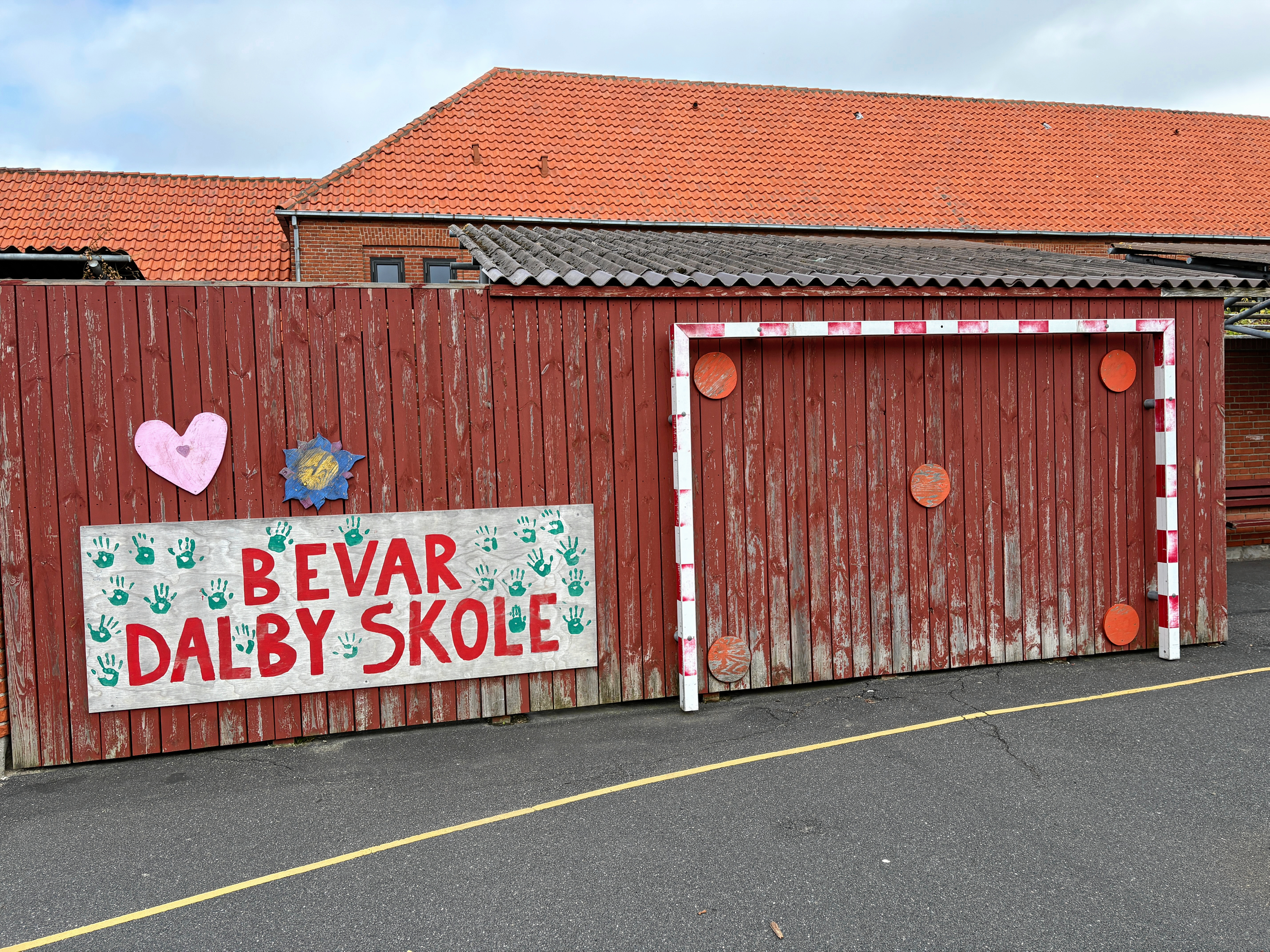Fjordlandsskolen afdeling Dalby er blandt dem, som er truet af lukning i forbindelse med en ny skolestruktur. Men det vil være helt forkert, mener borger.