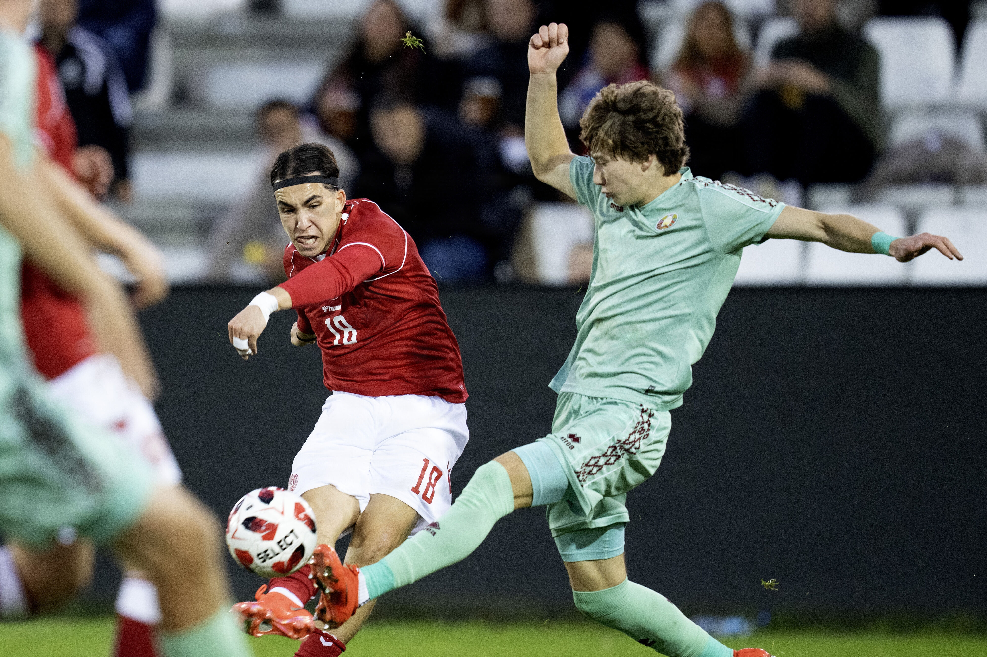 Noah Sahsah udfordrer i Danmarks 2-0-sejr over Belarus i kvalifikationen til U21-EM. Næste gæst på Vejle Stadion er Belgien tirsdag.